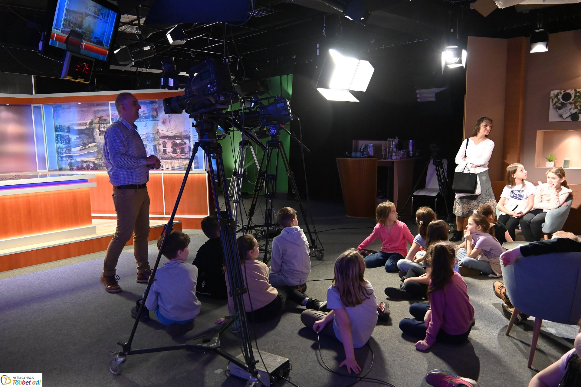 Negyven éves a Nyíregyházi Televízió - iskolások látogattak a stúdióba a születésnapon (szerda)
