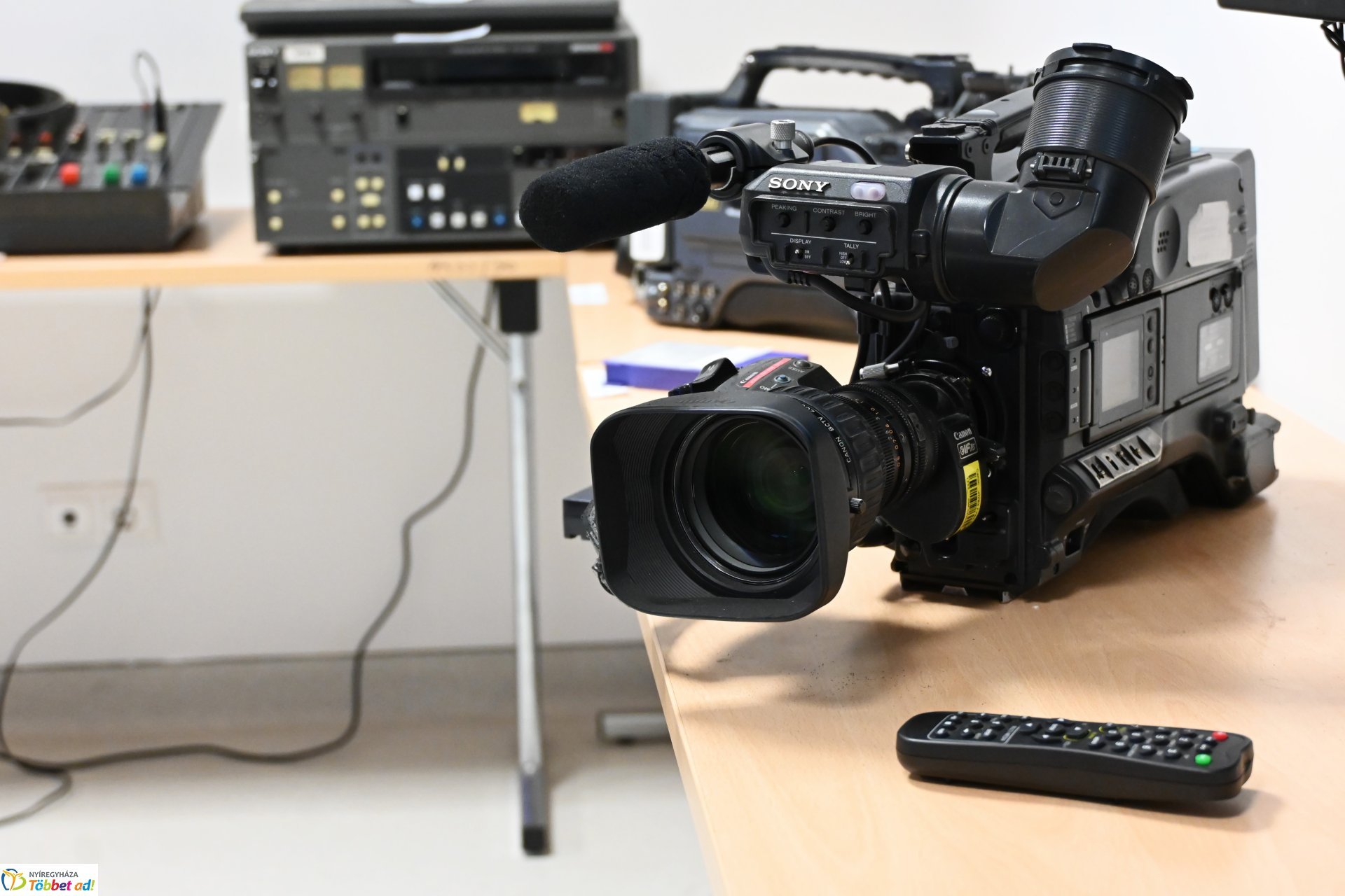 Negyven éves a Nyíregyházi Televízió - iskolások látogattak a stúdióba a születésnapon (szerda)