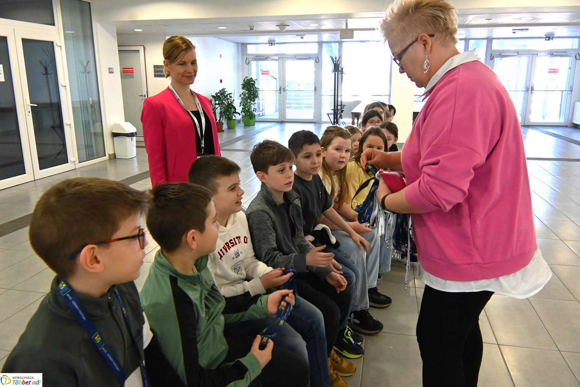 Negyven éves a Nyíregyházi Televízió - iskolások látogattak a stúdióba a születésnapon (szerda)