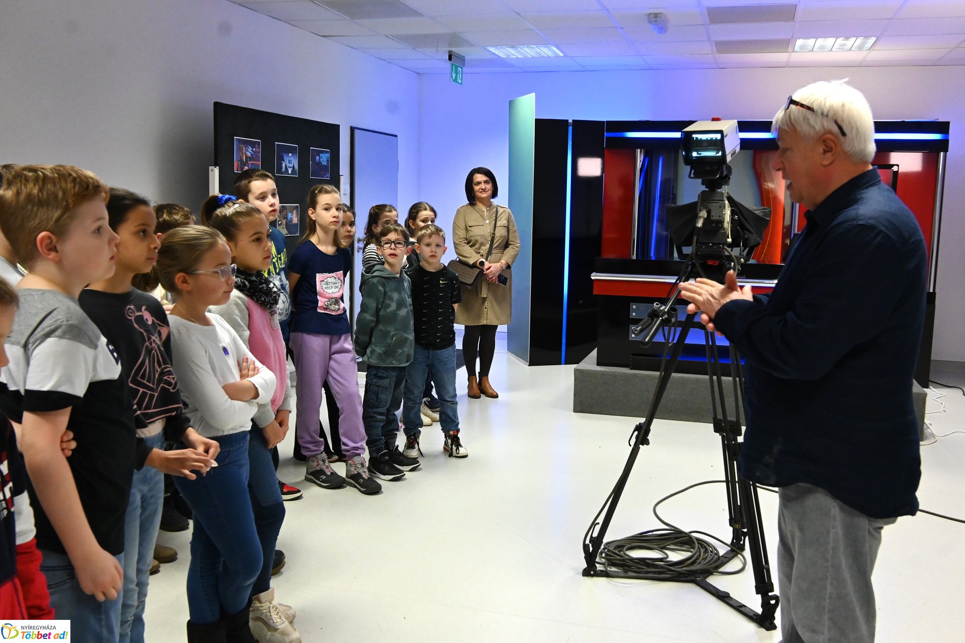 Negyven éves a Nyíregyházi Televízió - iskolások látogattak a stúdióba a születésnapon (szerda)