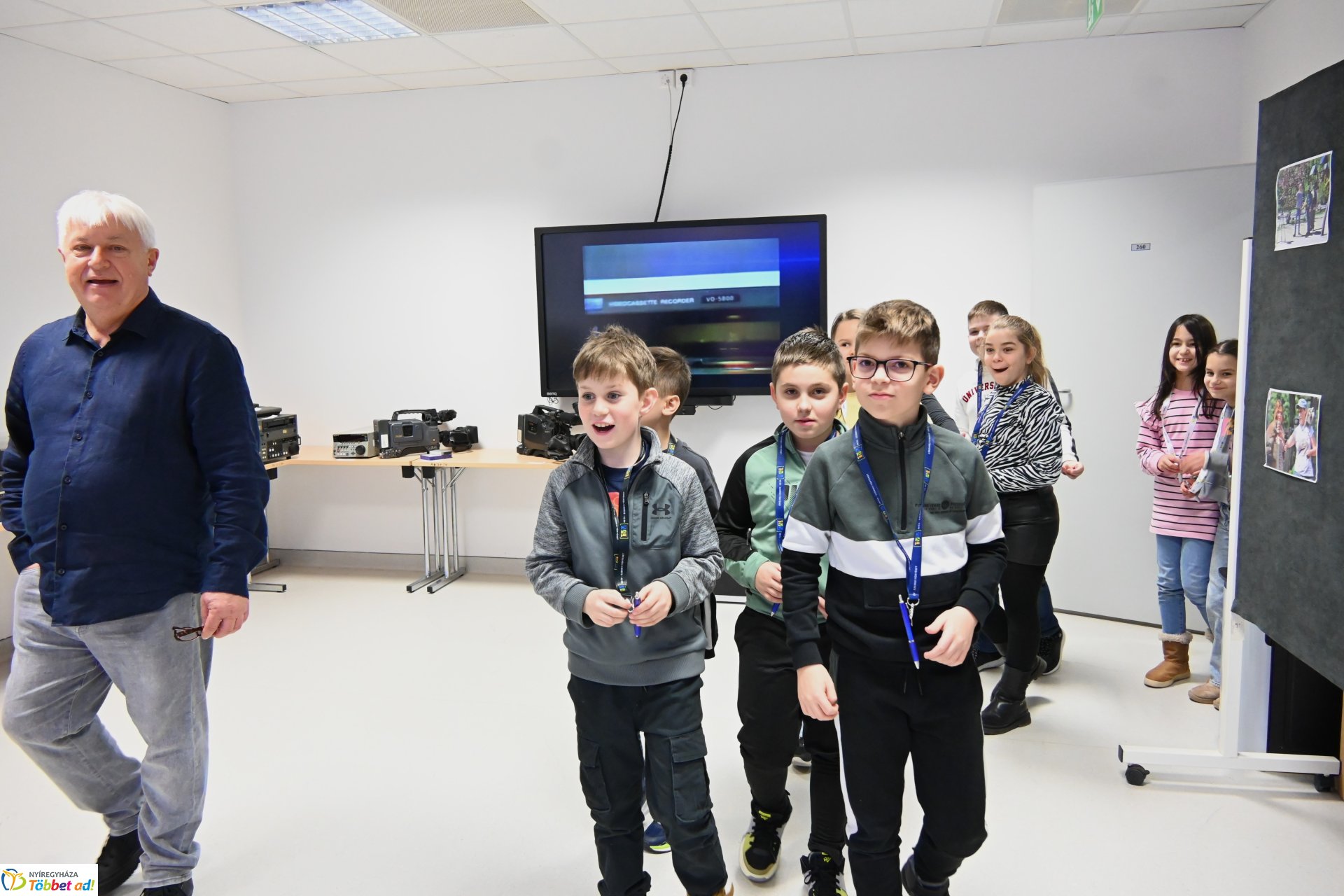 Negyven éves a Nyíregyházi Televízió - iskolások látogattak a stúdióba a születésnapon (szerda)