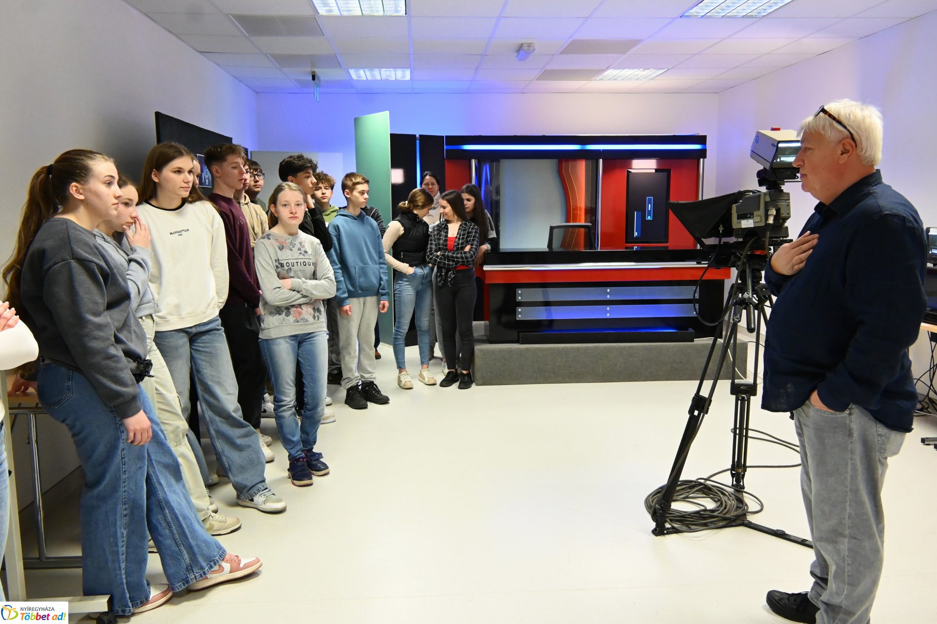 Negyven éves a Nyíregyházi Televízió - iskolások látogattak a stúdióba a születésnapon (szerda)