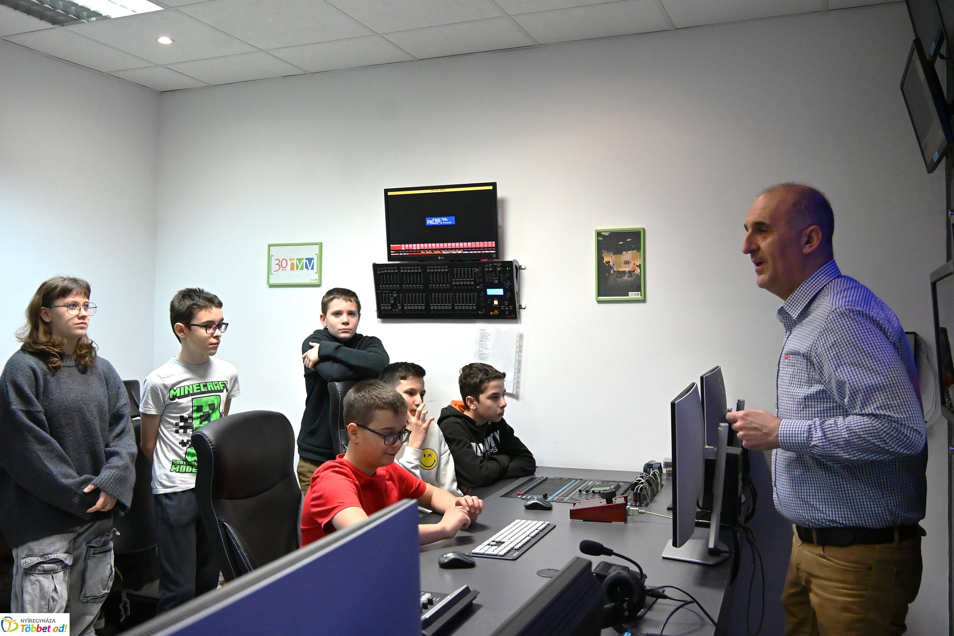 Negyven éves a Nyíregyházi Televízió - iskolások látogattak a stúdióba a születésnapon (szerda)