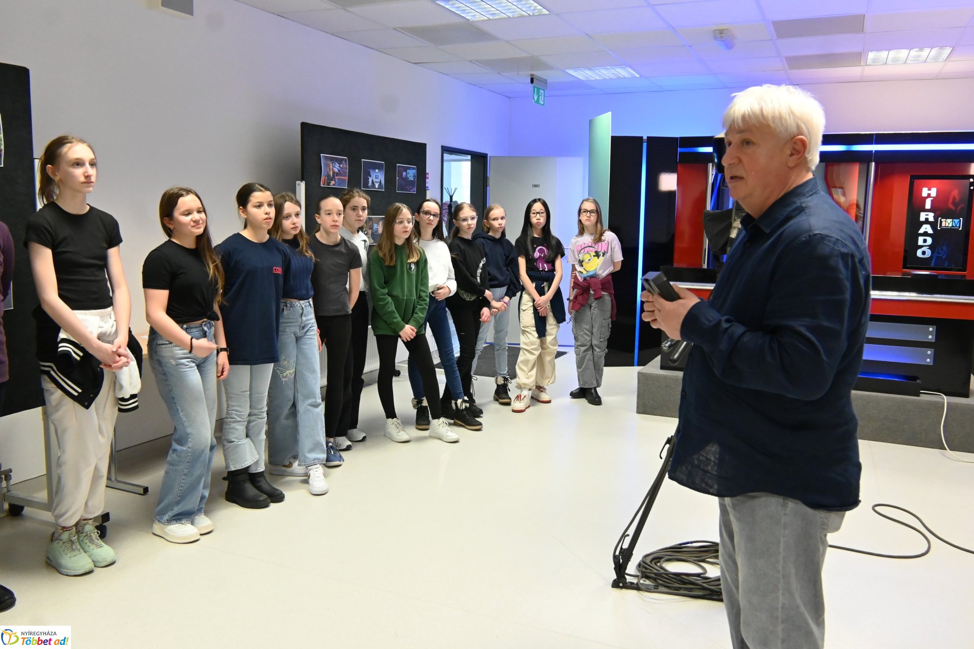 Negyven éves a Nyíregyházi Televízió - iskolások látogattak a stúdióba a születésnapon (szerda)