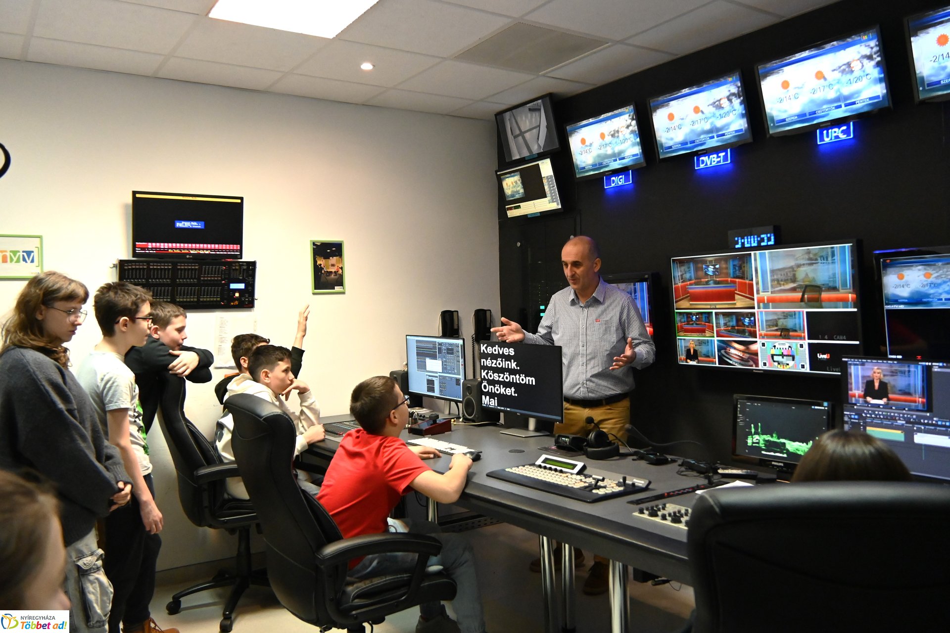 Negyven éves a Nyíregyházi Televízió - iskolások látogattak a stúdióba a születésnapon (szerda)