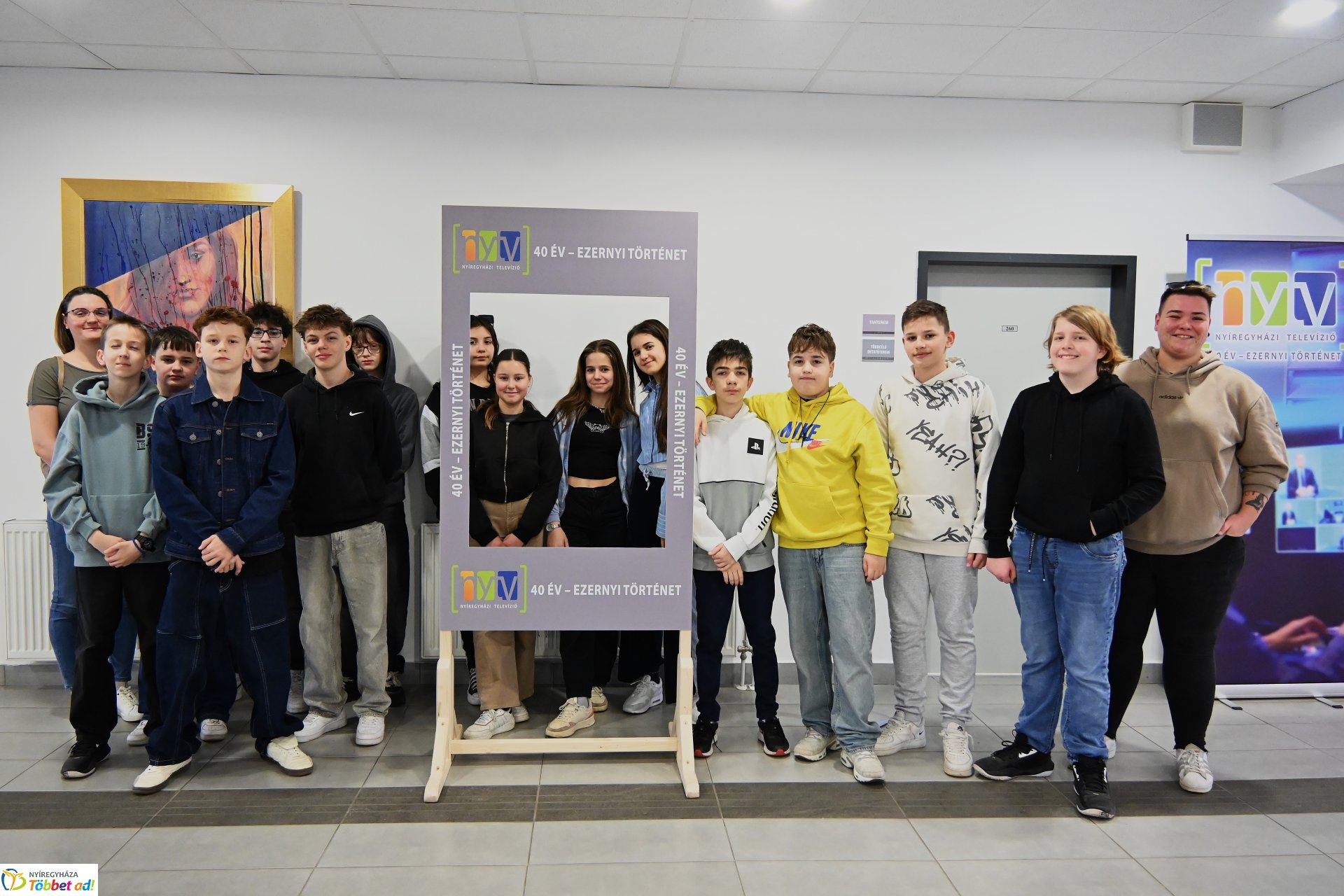 Negyven éves a Nyíregyházi Televízió - iskolások látogattak a stúdióba a születésnapon (szerda)