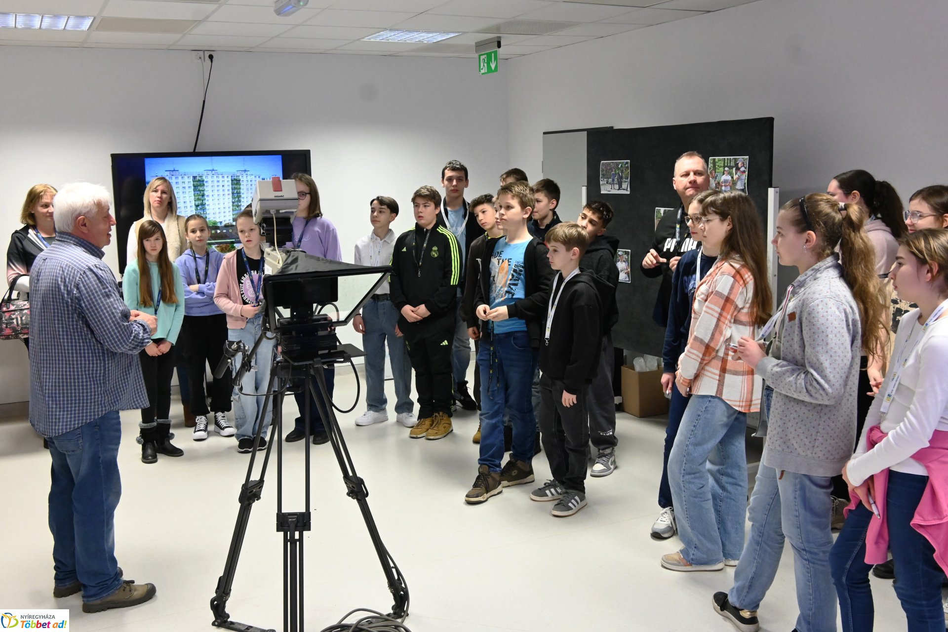 Negyven éves a Nyíregyházi Televízió - iskolások látogattak a stúdióba a születésnapon (csütörtök)