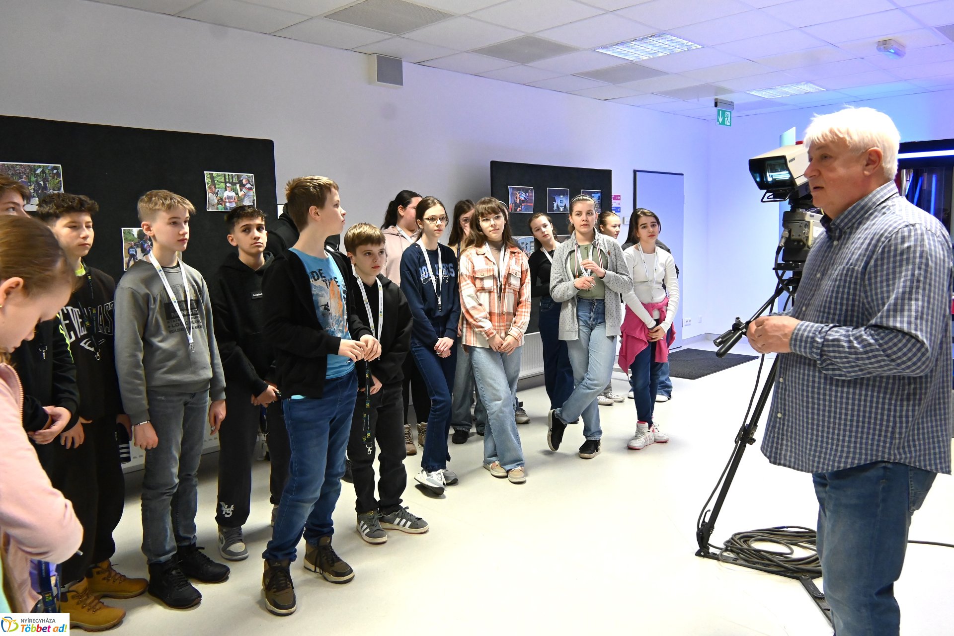 Negyven éves a Nyíregyházi Televízió - iskolások látogattak a stúdióba a születésnapon (csütörtök)