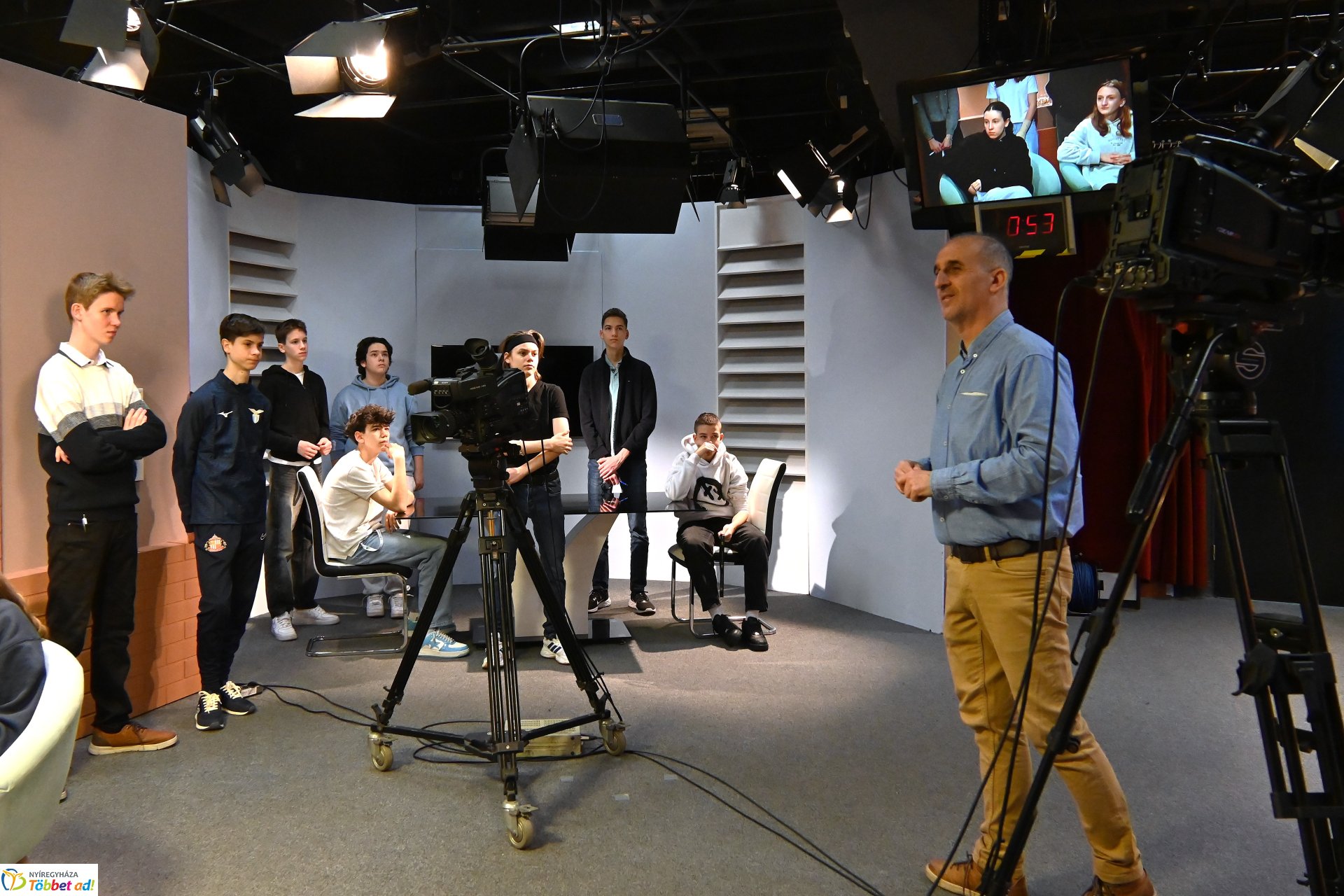 Negyven éves a Nyíregyházi Televízió - iskolások látogattak a stúdióba a születésnapon (csütörtök)