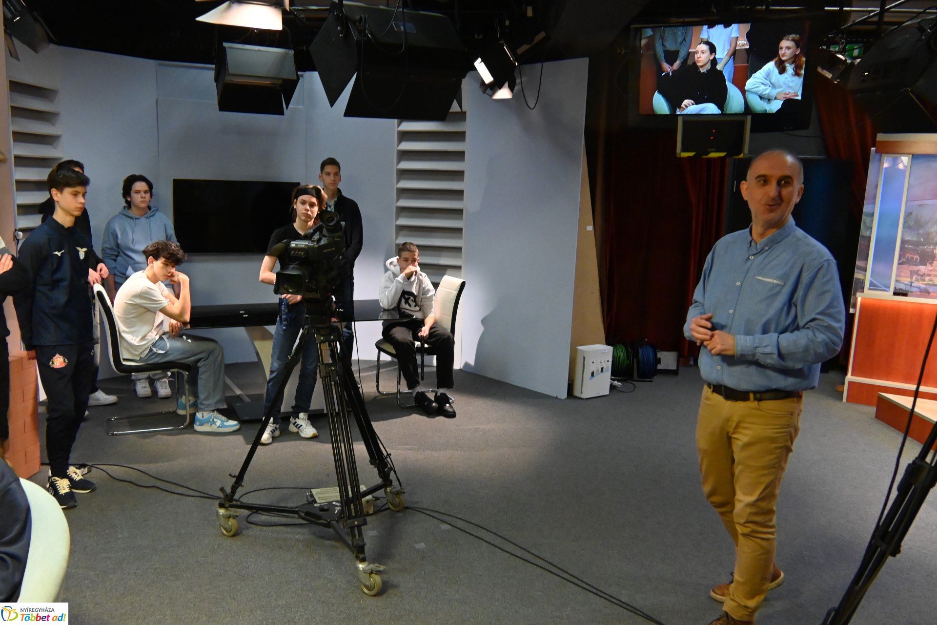 Negyven éves a Nyíregyházi Televízió - iskolások látogattak a stúdióba a születésnapon (csütörtök)