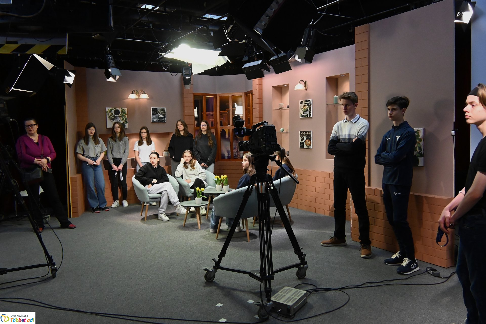 Negyven éves a Nyíregyházi Televízió - iskolások látogattak a stúdióba a születésnapon (csütörtök)