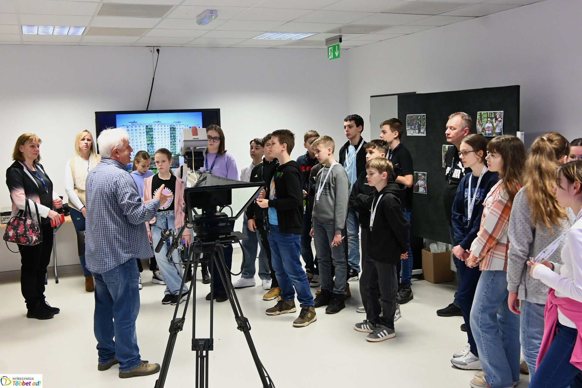 Negyven éves a Nyíregyházi Televízió - iskolások látogattak a stúdióba a születésnapon (csütörtök)