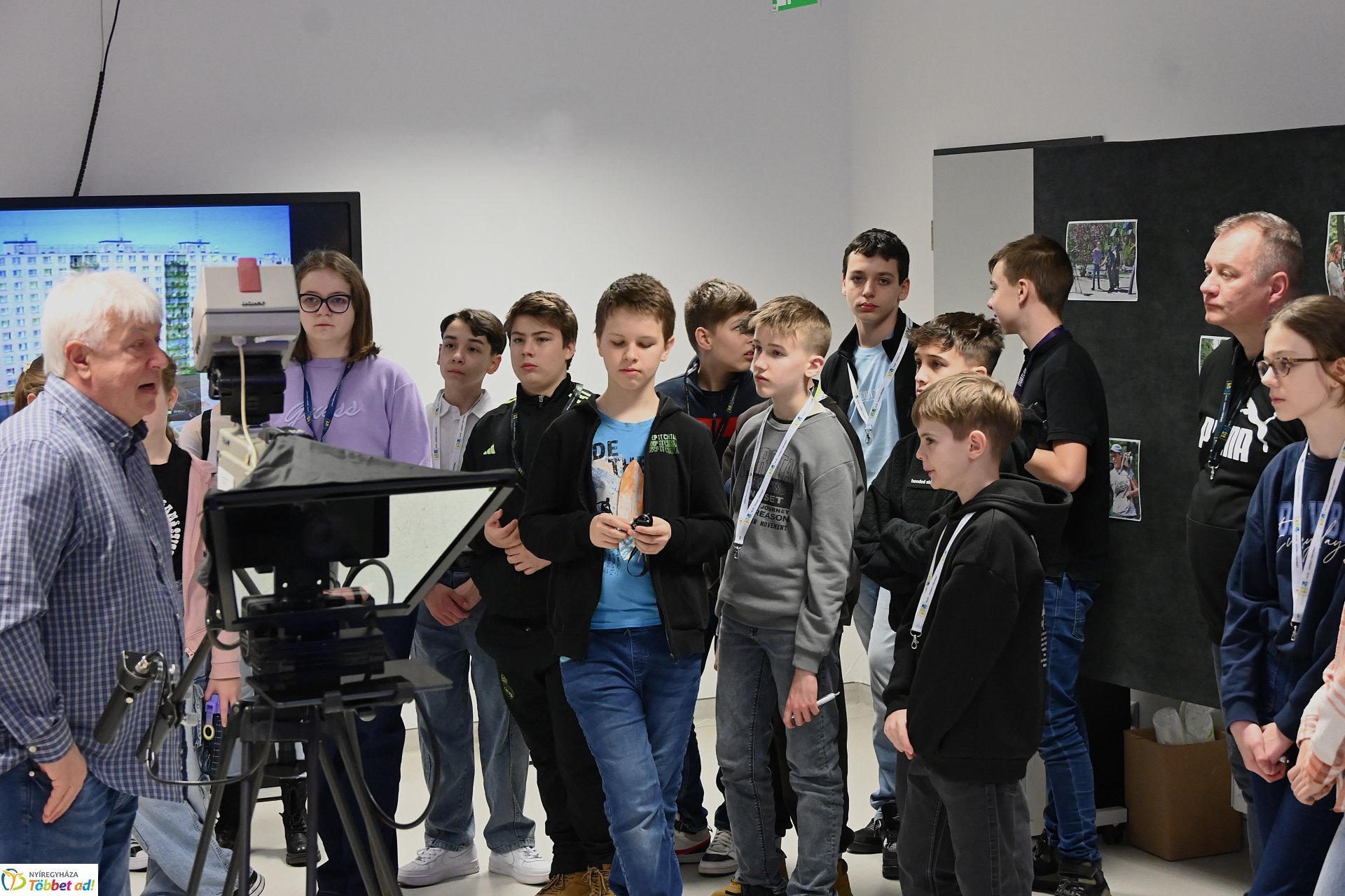 Negyven éves a Nyíregyházi Televízió - iskolások látogattak a stúdióba a születésnapon (csütörtök)