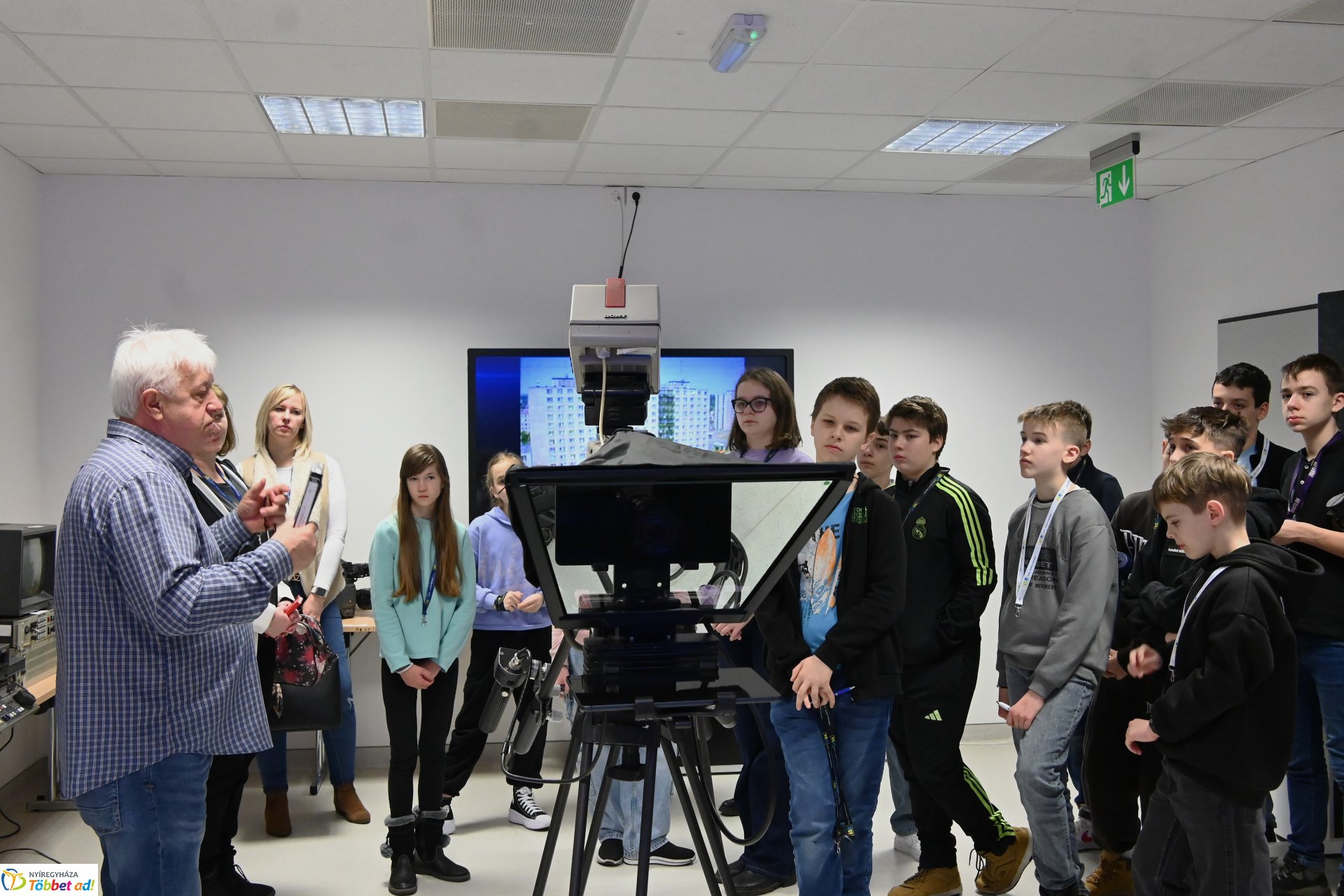Negyven éves a Nyíregyházi Televízió - iskolások látogattak a stúdióba a születésnapon (csütörtök)