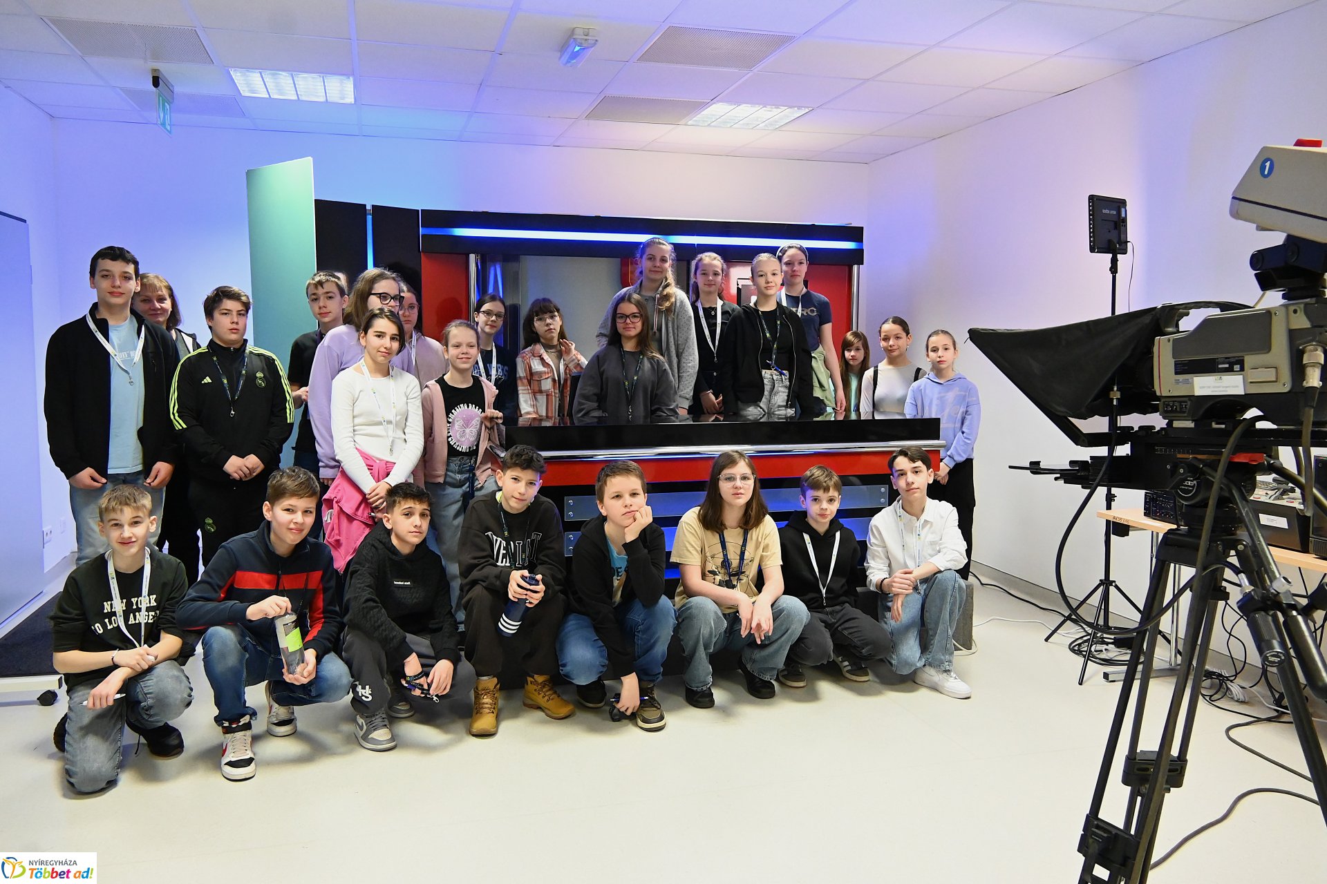 Negyven éves a Nyíregyházi Televízió - iskolások látogattak a stúdióba a születésnapon (csütörtök)