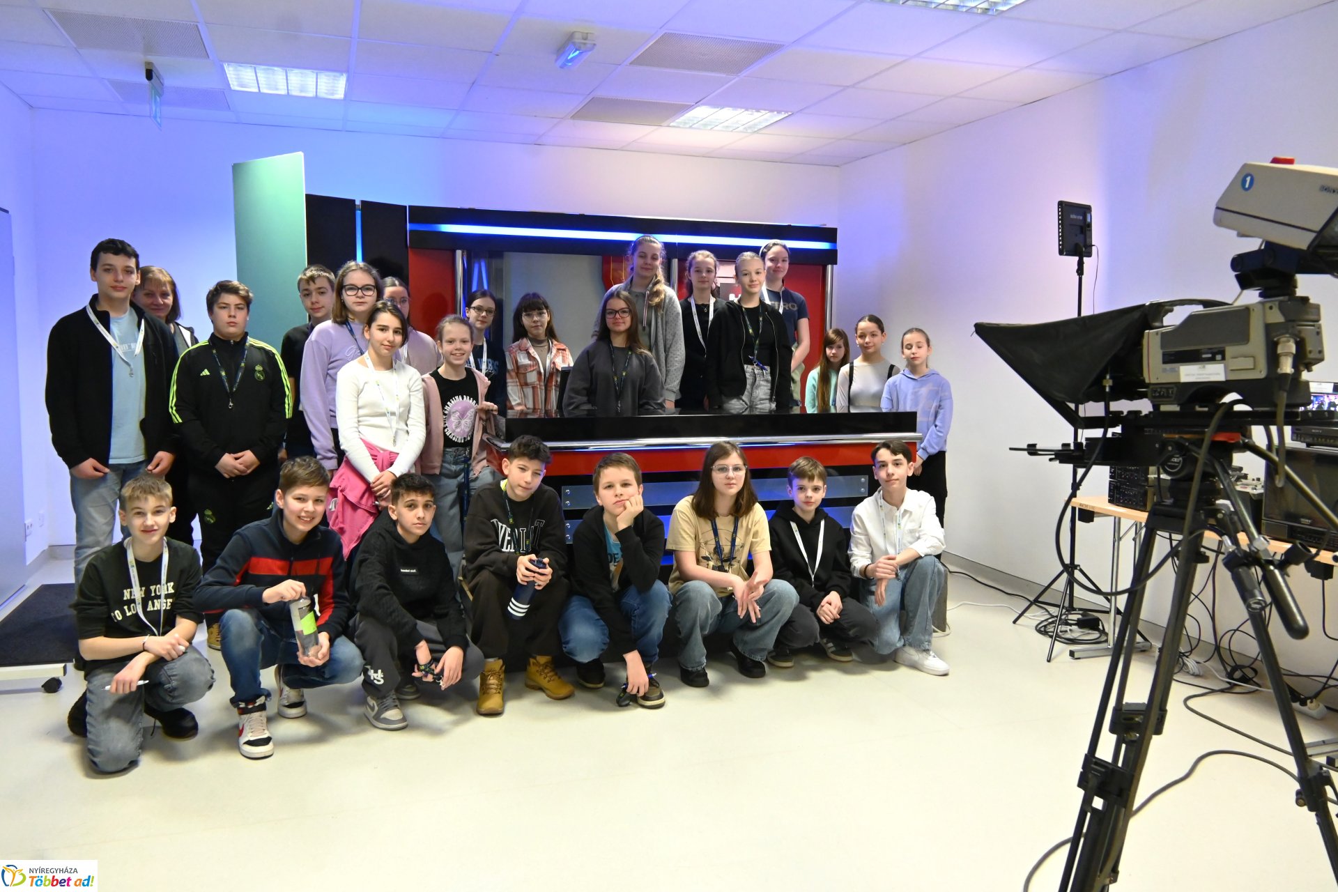 Negyven éves a Nyíregyházi Televízió - iskolások látogattak a stúdióba a születésnapon (csütörtök)