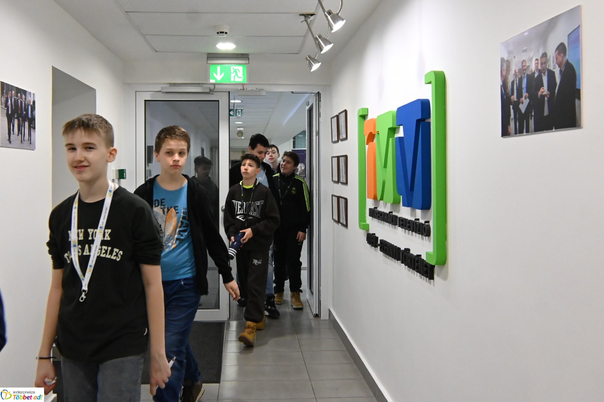 Negyven éves a Nyíregyházi Televízió - iskolások látogattak a stúdióba a születésnapon (csütörtök)