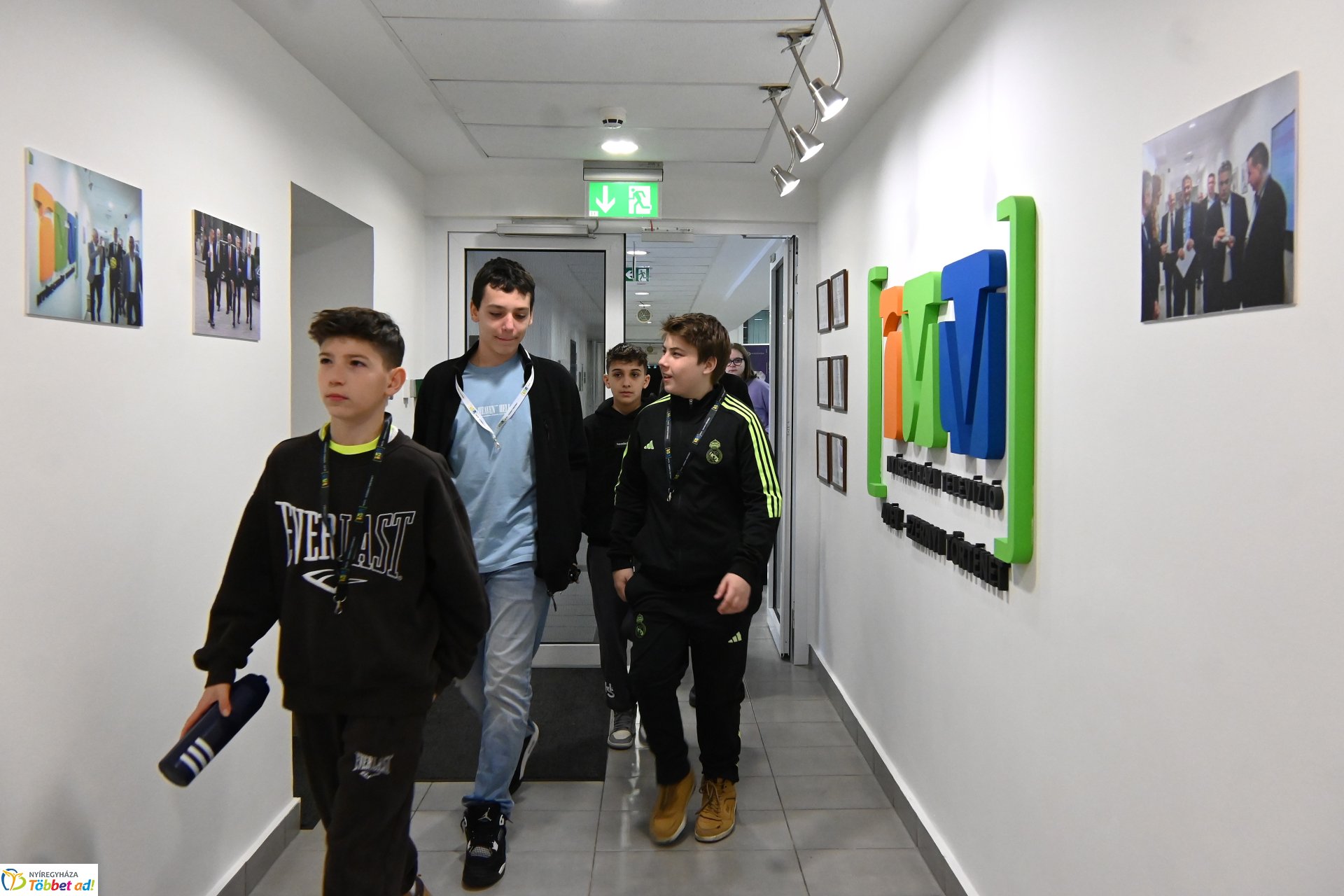 Negyven éves a Nyíregyházi Televízió - iskolások látogattak a stúdióba a születésnapon (csütörtök)