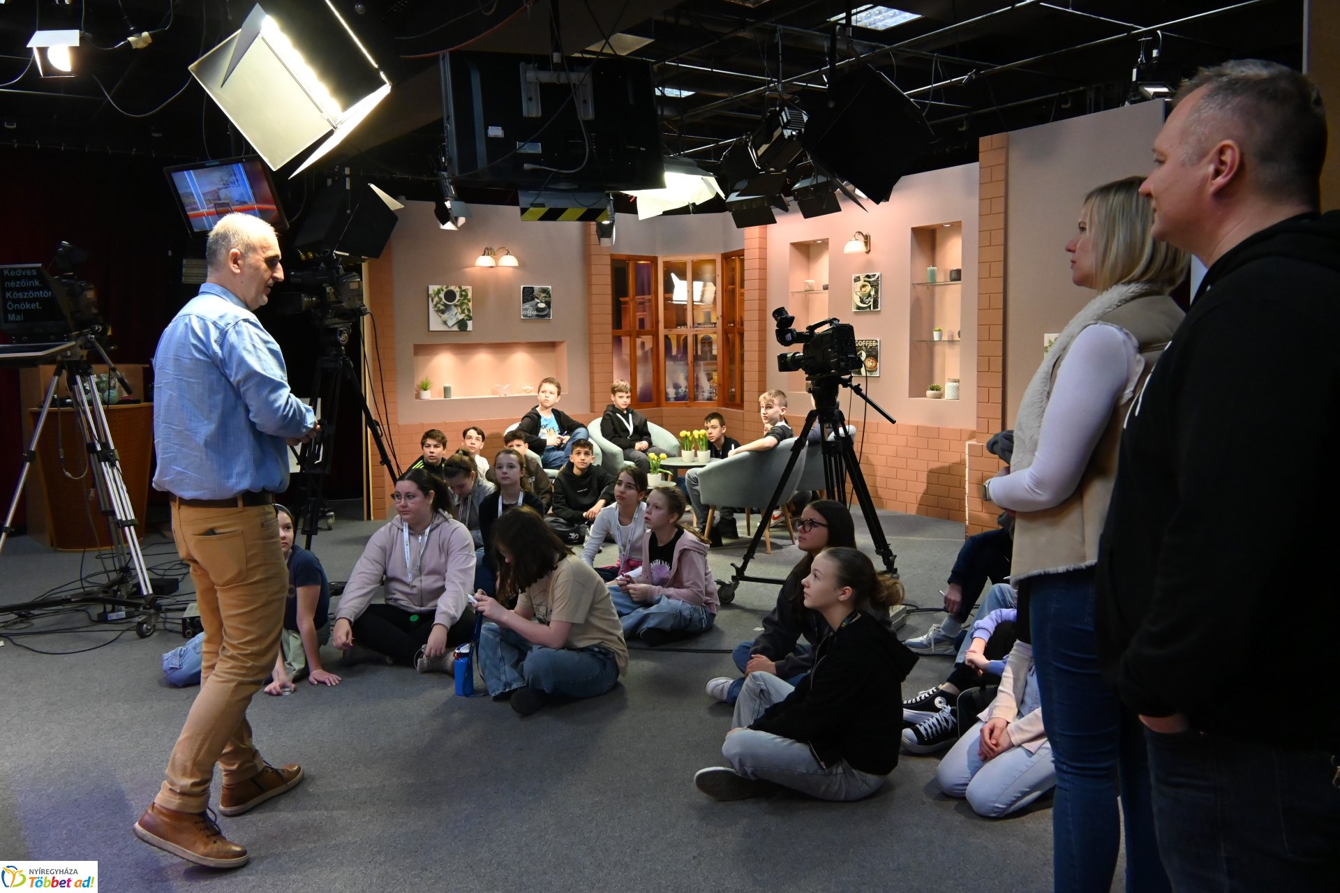 Negyven éves a Nyíregyházi Televízió - iskolások látogattak a stúdióba a születésnapon (csütörtök)