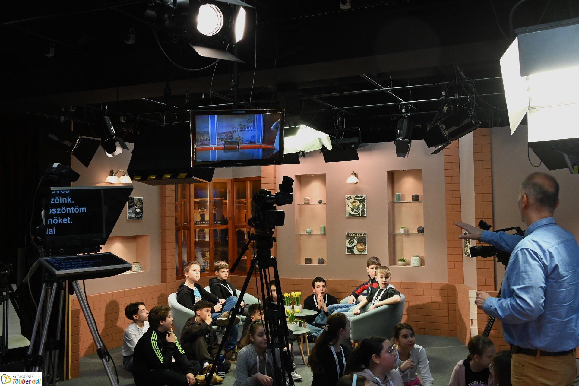 Negyven éves a Nyíregyházi Televízió - iskolások látogattak a stúdióba a születésnapon (csütörtök)