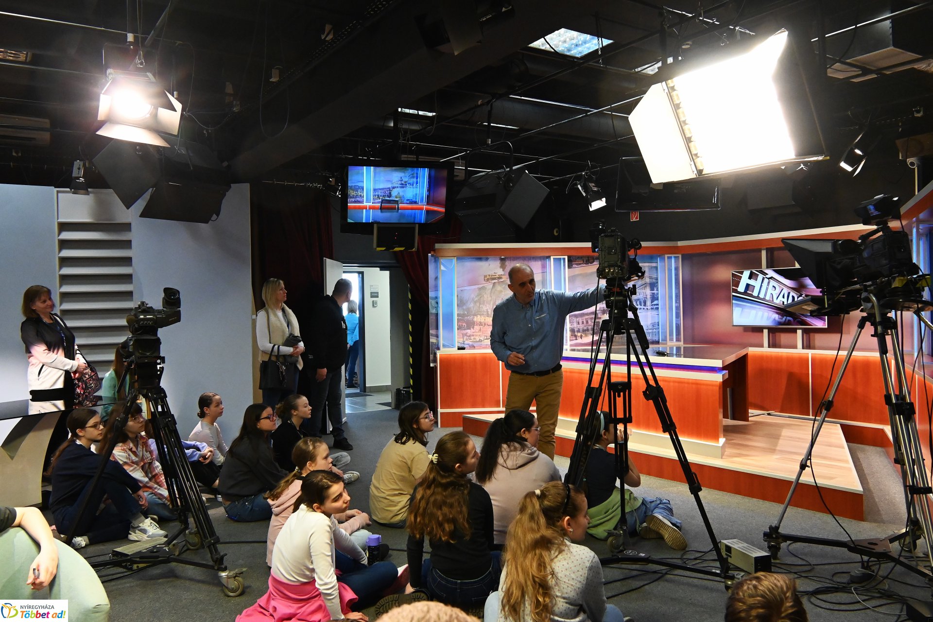 Negyven éves a Nyíregyházi Televízió - iskolások látogattak a stúdióba a születésnapon (csütörtök)