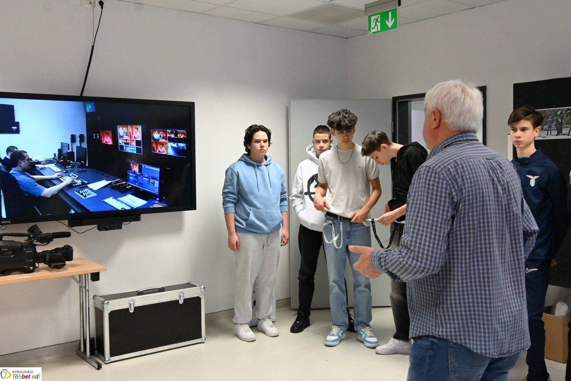 Negyven éves a Nyíregyházi Televízió - iskolások látogattak a stúdióba a születésnapon (csütörtök)