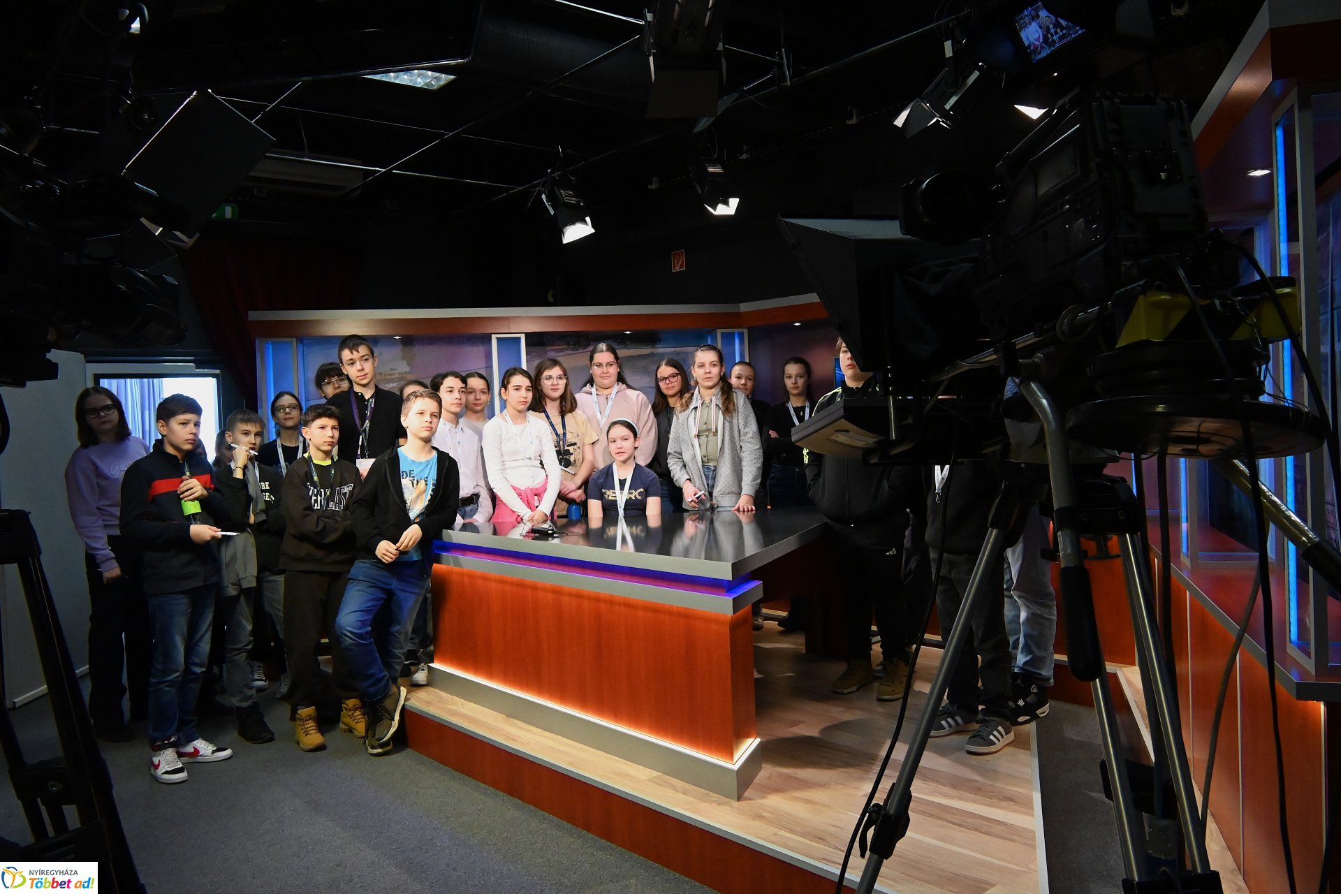 Negyven éves a Nyíregyházi Televízió - iskolások látogattak a stúdióba a születésnapon (csütörtök)