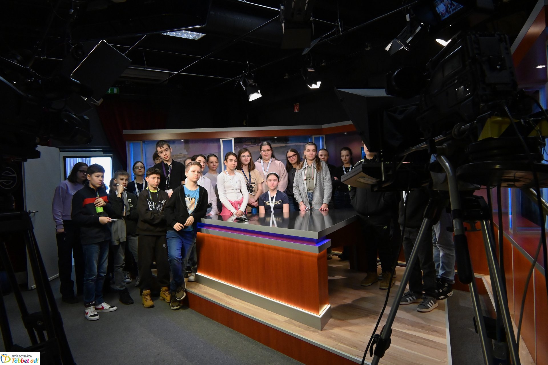 Negyven éves a Nyíregyházi Televízió - iskolások látogattak a stúdióba a születésnapon (csütörtök)