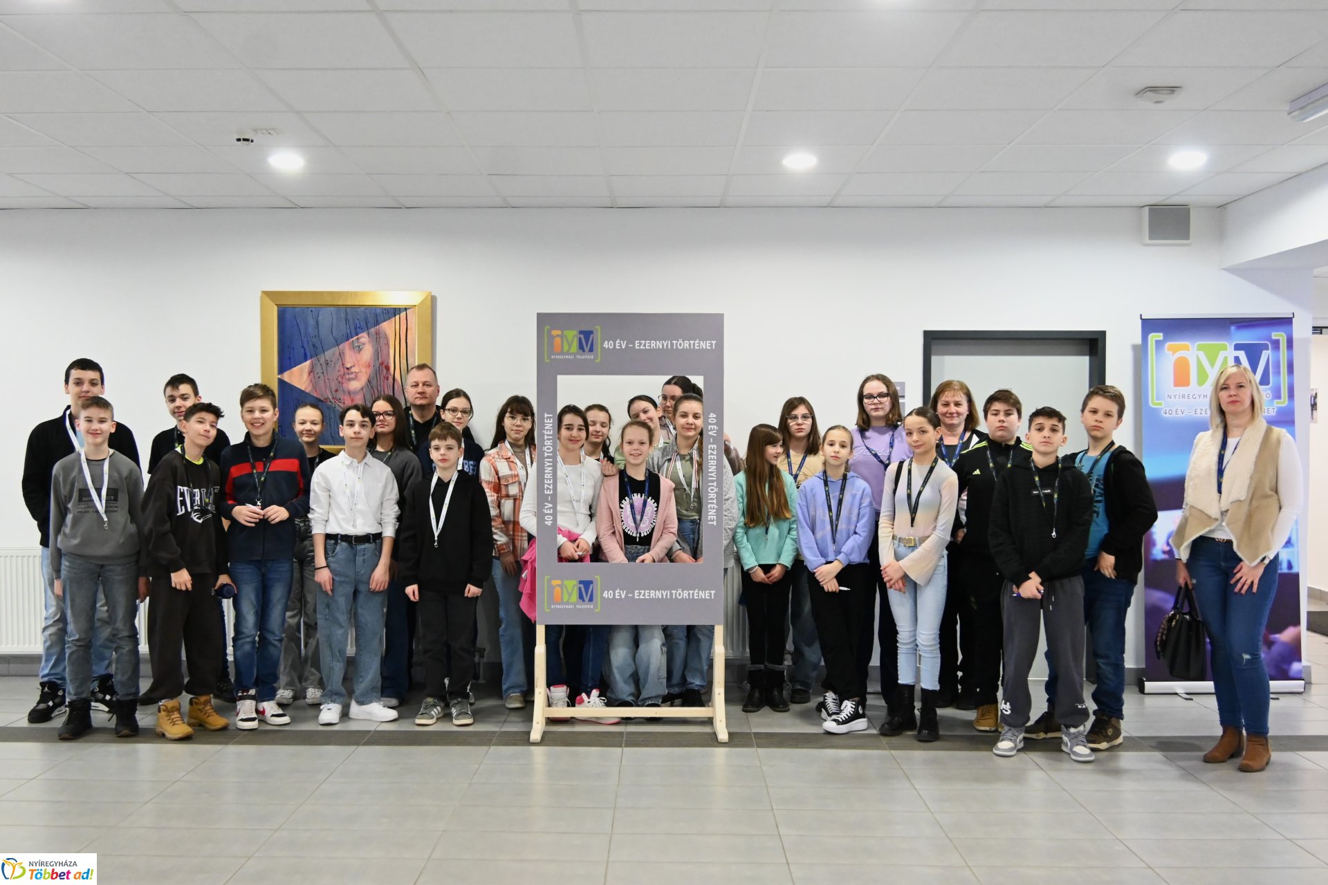 Negyven éves a Nyíregyházi Televízió - iskolások látogattak a stúdióba a születésnapon (csütörtök)