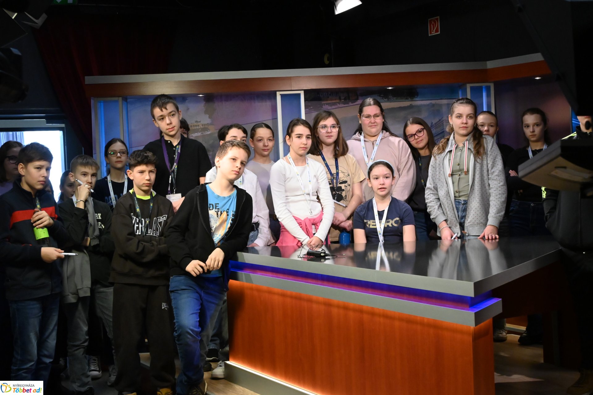 Negyven éves a Nyíregyházi Televízió - iskolások látogattak a stúdióba a születésnapon (csütörtök)