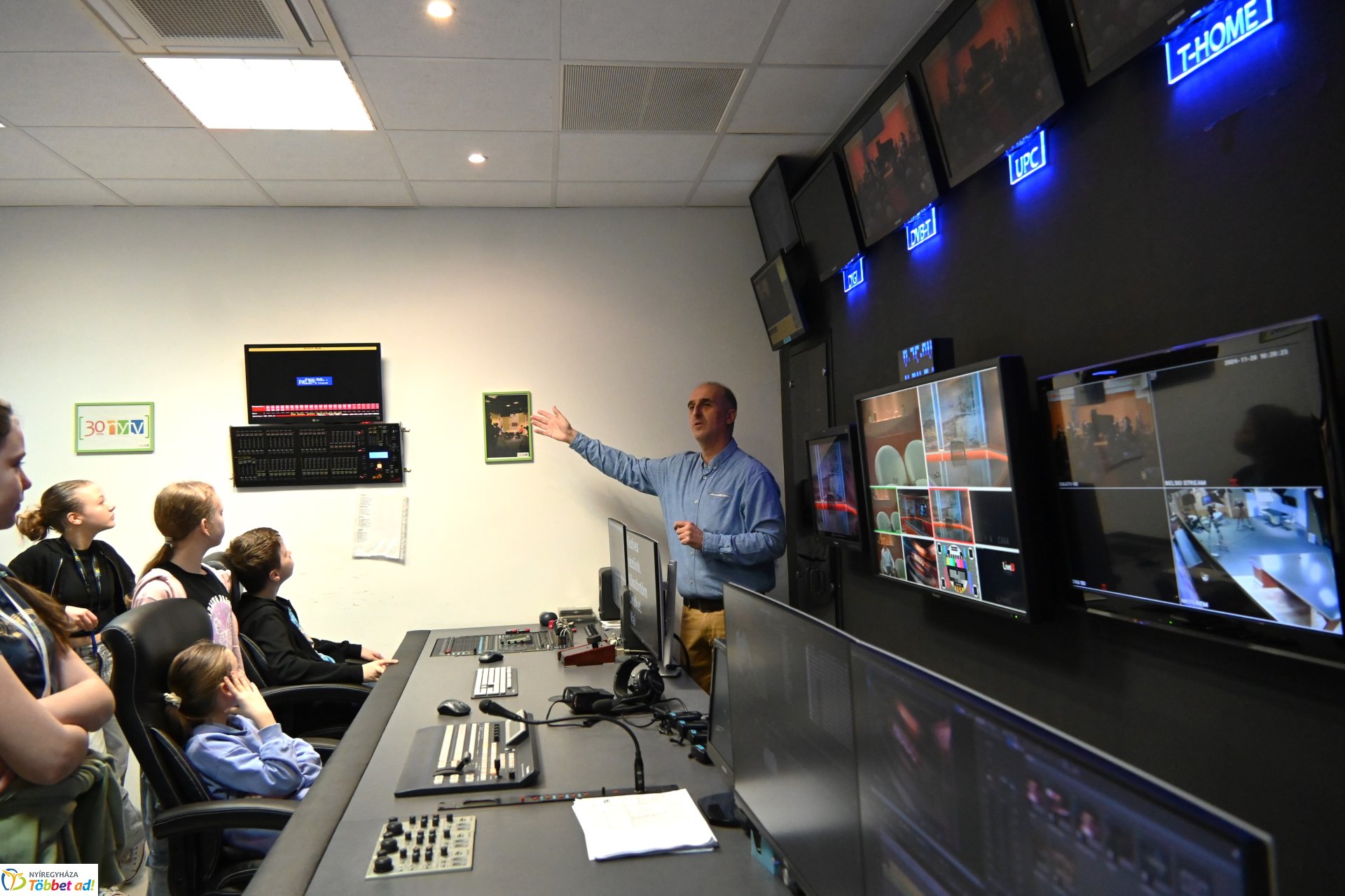 Negyven éves a Nyíregyházi Televízió - iskolások látogattak a stúdióba a születésnapon (csütörtök)