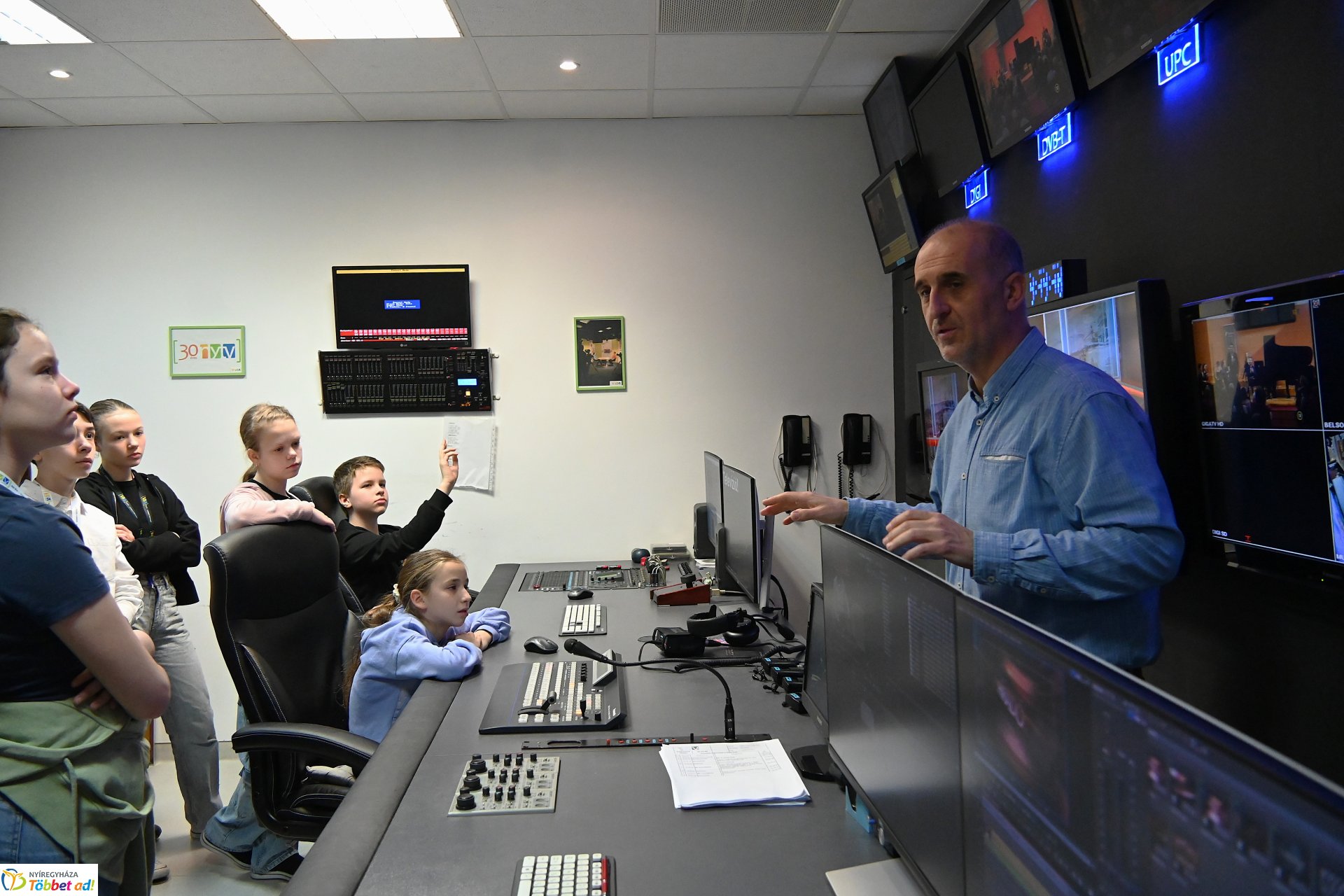 Negyven éves a Nyíregyházi Televízió - iskolások látogattak a stúdióba a születésnapon (csütörtök)