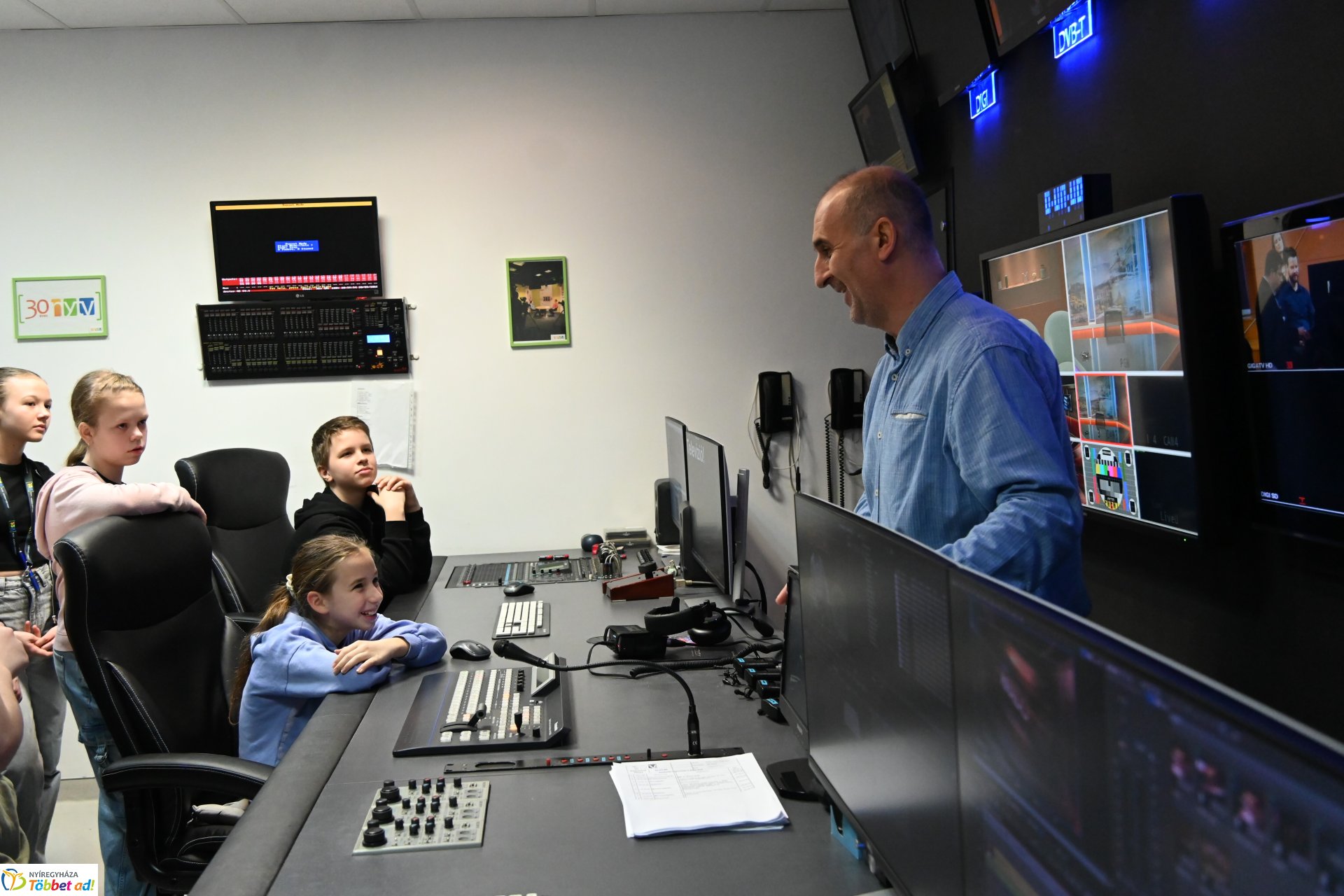 Negyven éves a Nyíregyházi Televízió - iskolások látogattak a stúdióba a születésnapon (csütörtök)