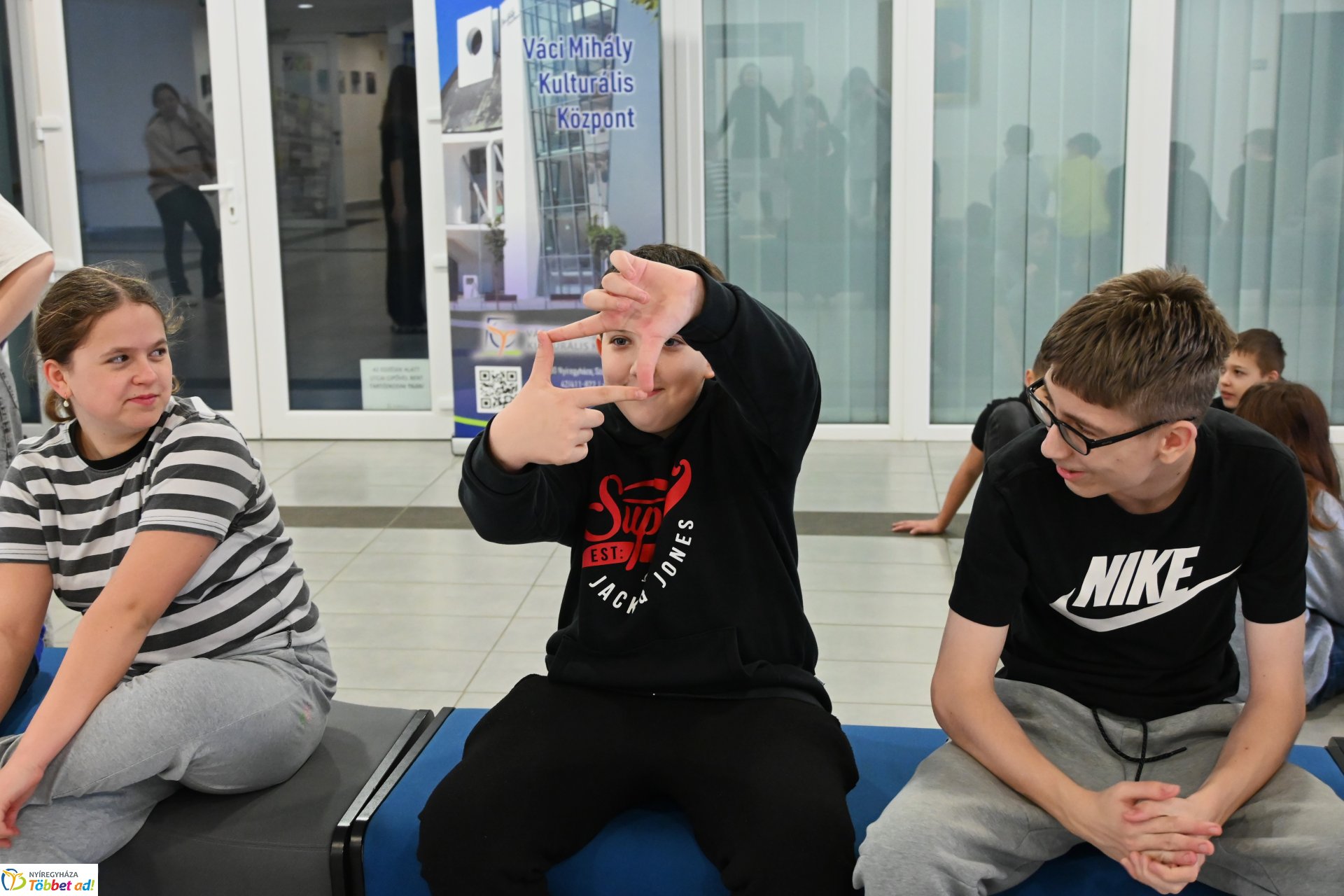 Negyven éves a Nyíregyházi Televízió - iskolások látogattak a stúdióba a születésnapon (csütörtök)