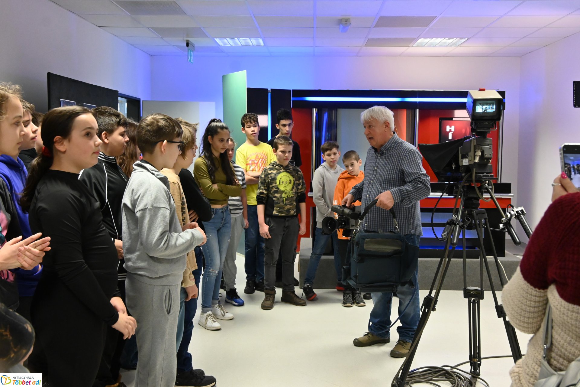 Negyven éves a Nyíregyházi Televízió - iskolások látogattak a stúdióba a születésnapon (csütörtök)