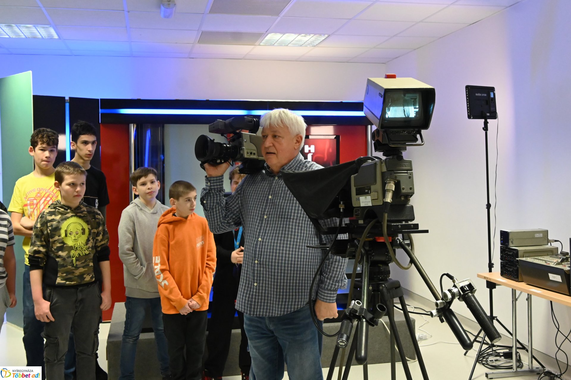 Negyven éves a Nyíregyházi Televízió - iskolások látogattak a stúdióba a születésnapon (csütörtök)