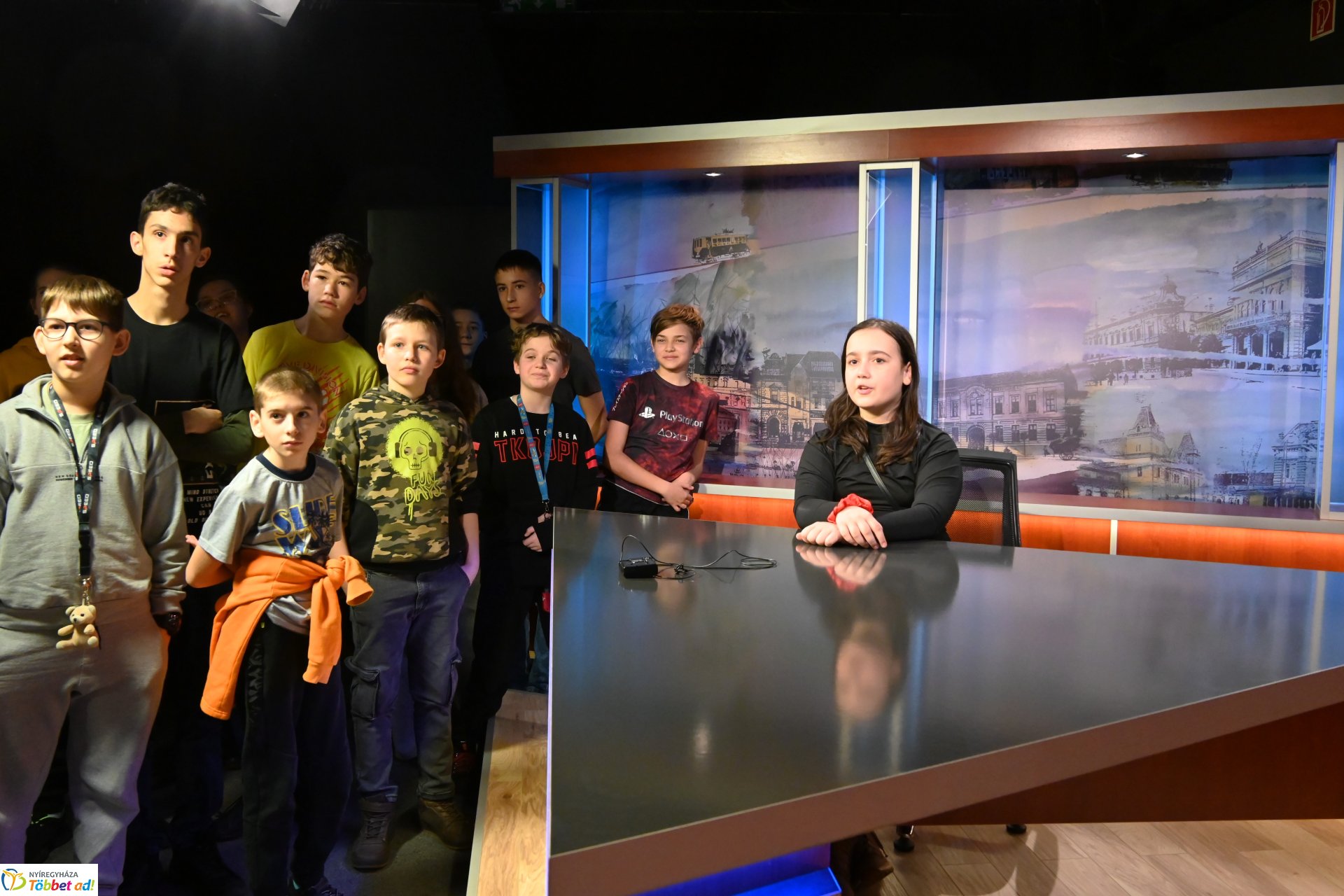 Negyven éves a Nyíregyházi Televízió - iskolások látogattak a stúdióba a születésnapon (csütörtök)