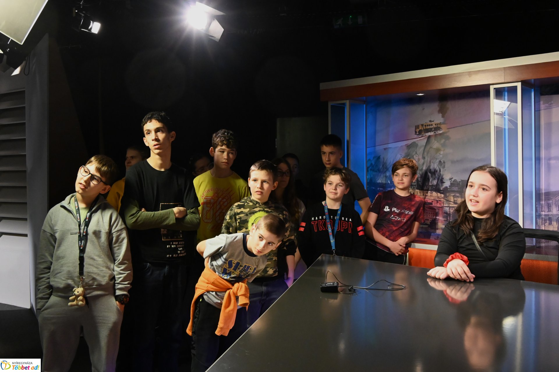 Negyven éves a Nyíregyházi Televízió - iskolások látogattak a stúdióba a születésnapon (csütörtök)