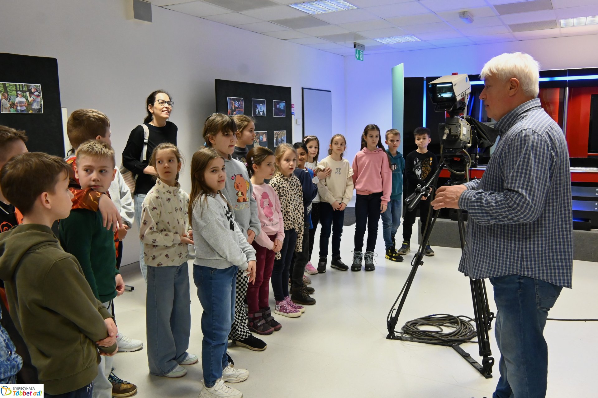 Negyven éves a Nyíregyházi Televízió - iskolások látogattak a stúdióba a születésnapon (csütörtök)