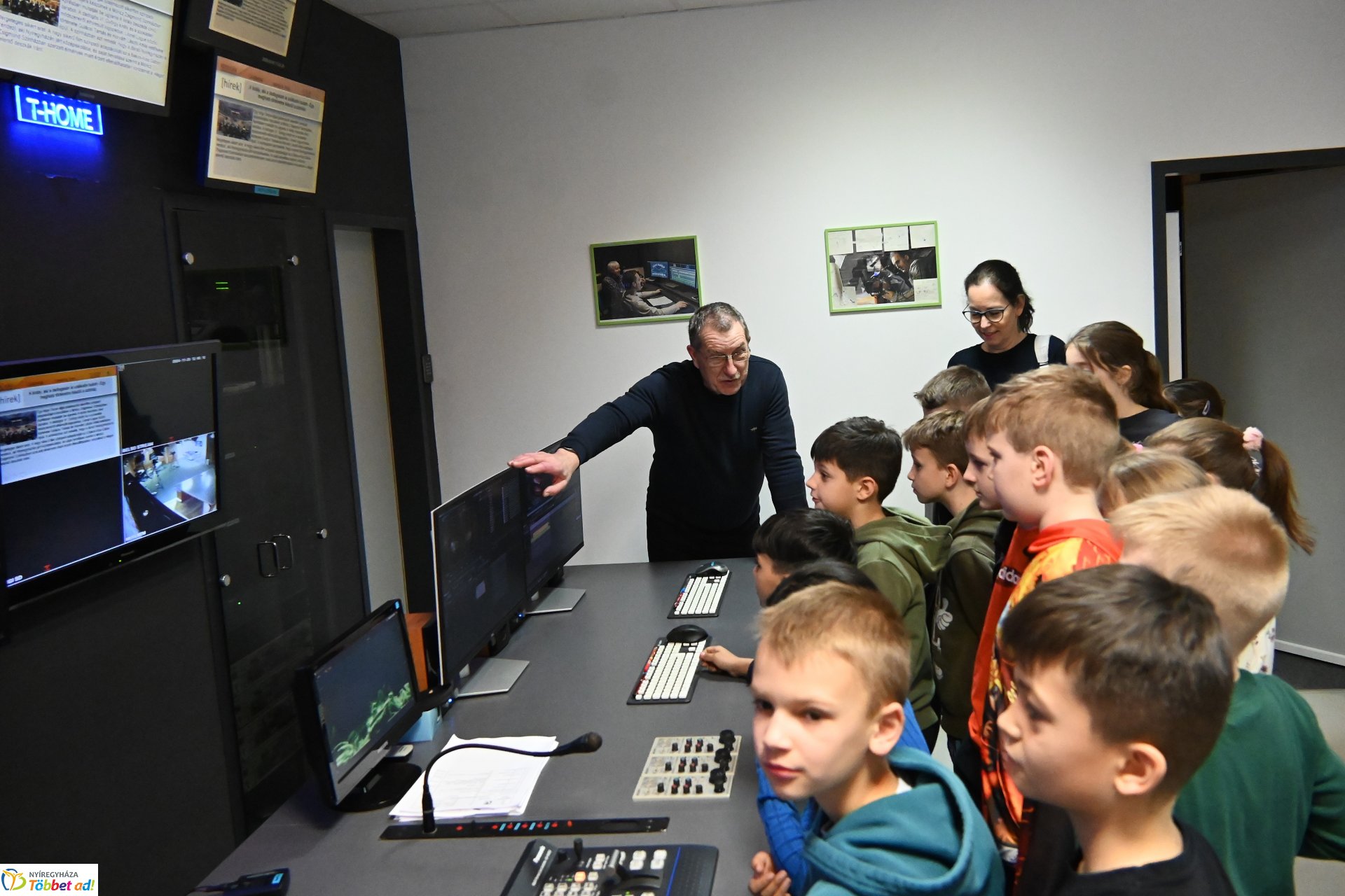 Negyven éves a Nyíregyházi Televízió - iskolások látogattak a stúdióba a születésnapon (csütörtök)