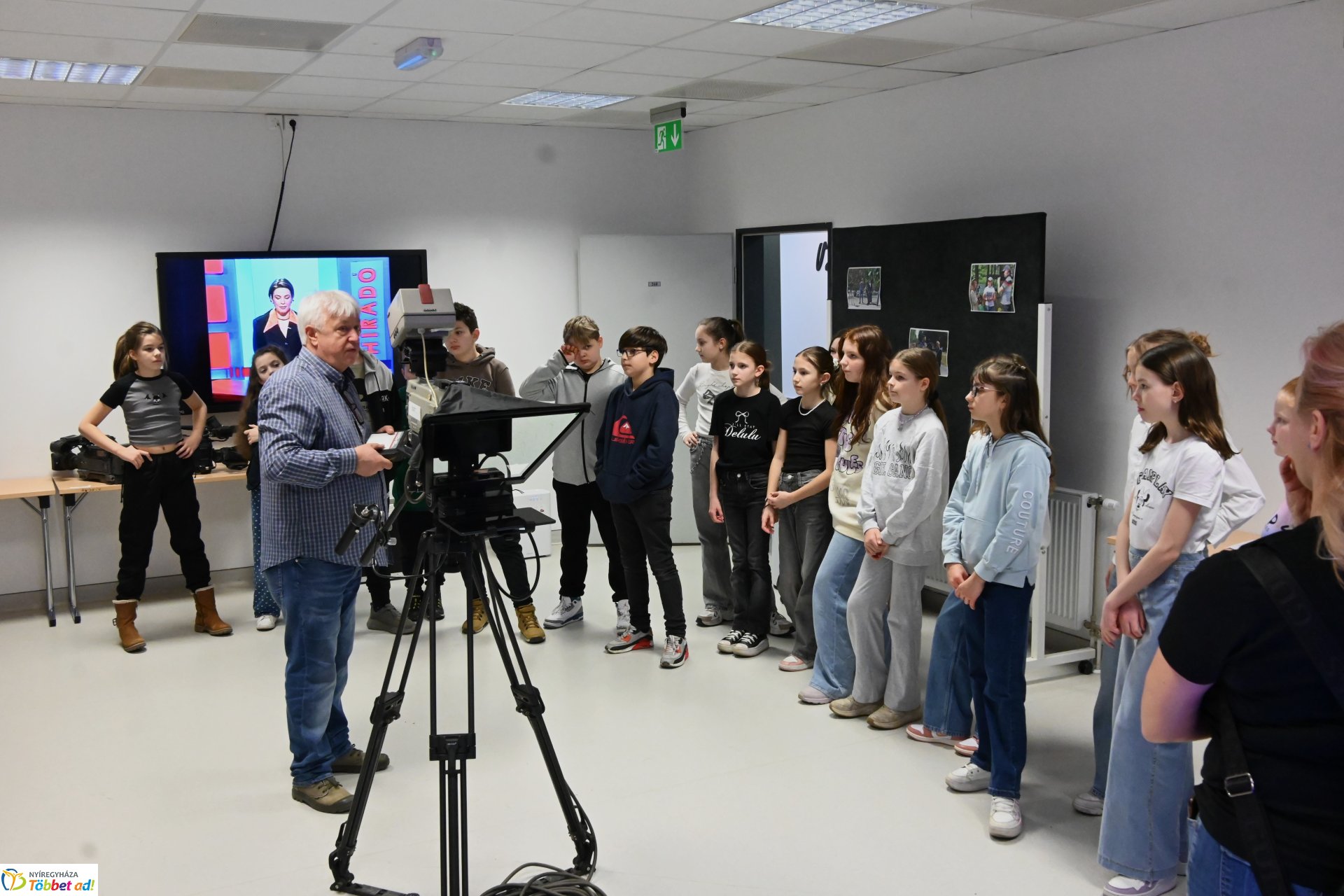 Negyven éves a Nyíregyházi Televízió - iskolások látogattak a stúdióba a születésnapon (csütörtök)