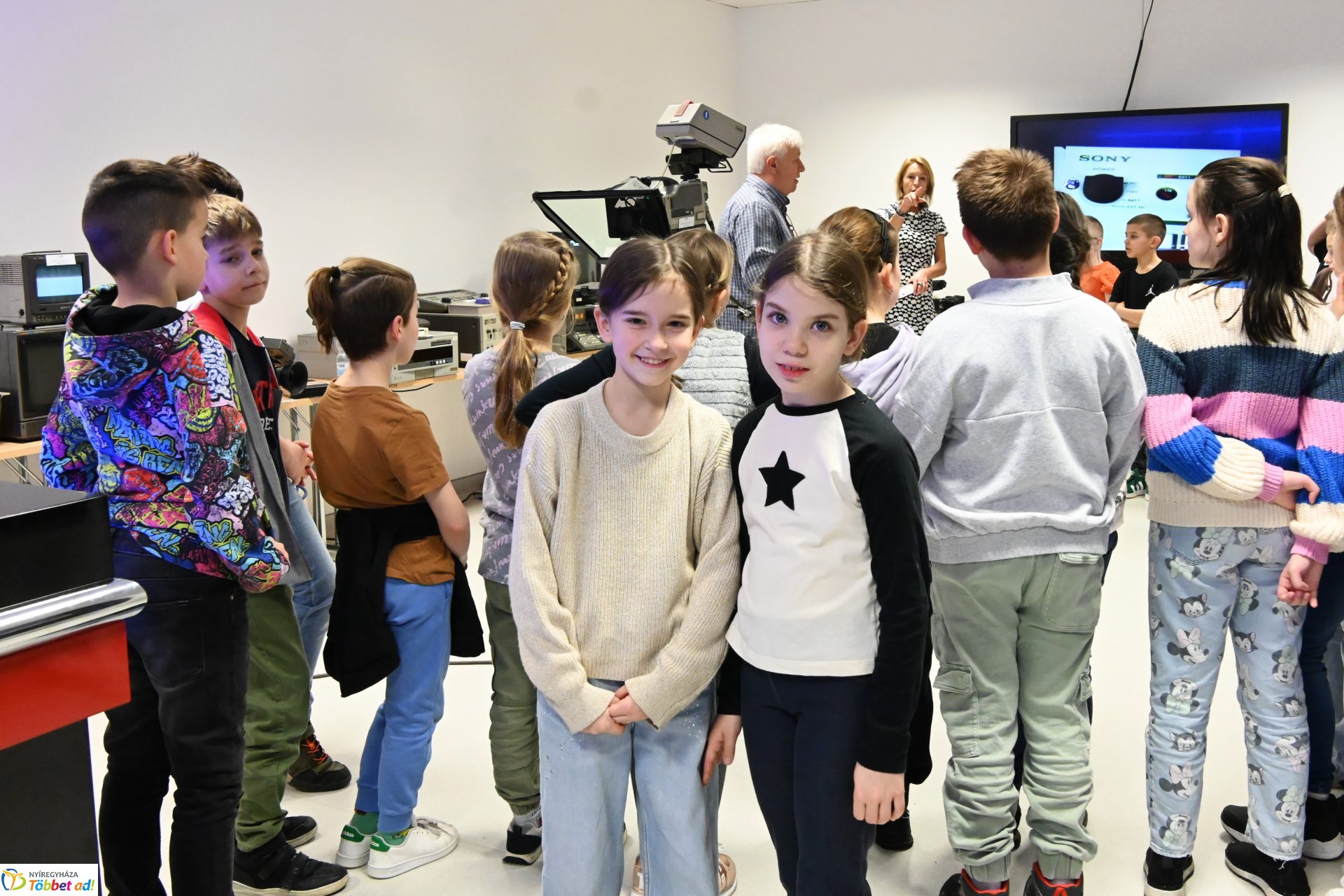 Negyven éves a Nyíregyházi Televízió - iskolások látogattak a stúdióba a születésnapon (csütörtök)