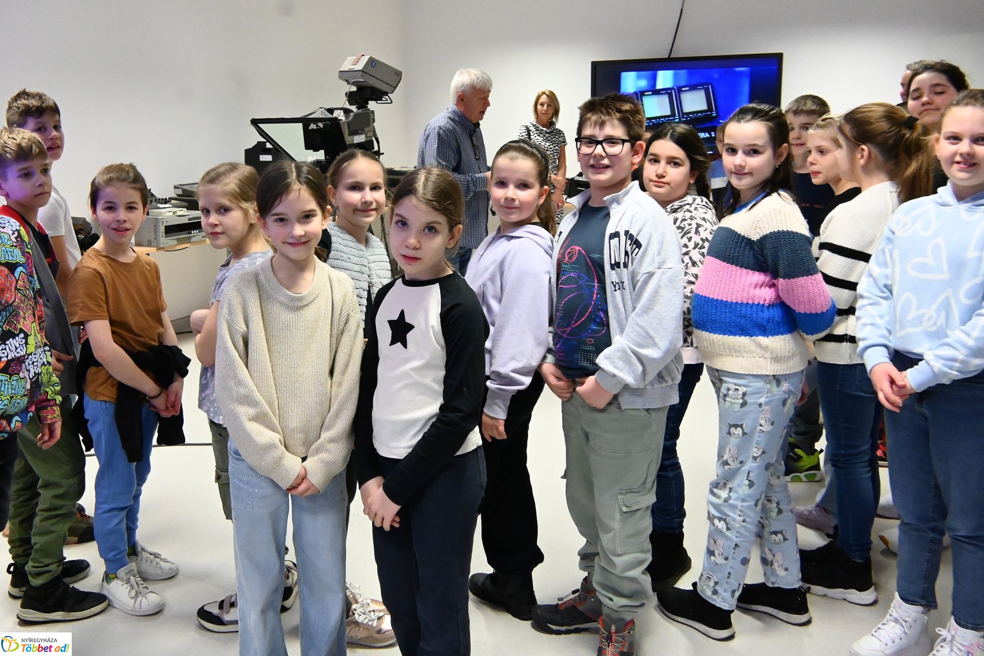 Negyven éves a Nyíregyházi Televízió - iskolások látogattak a stúdióba a születésnapon (csütörtök)