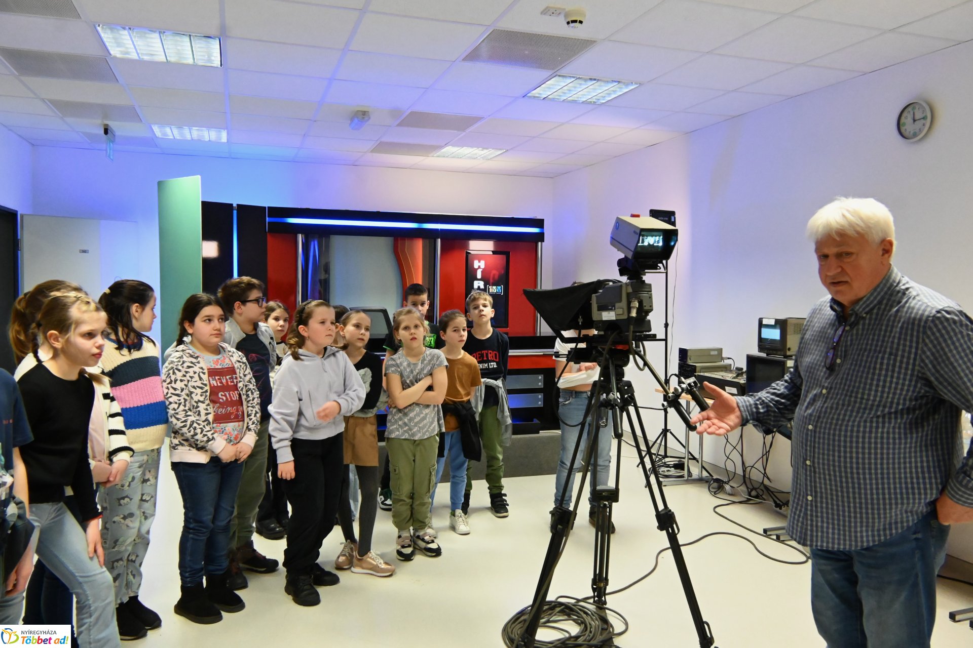 Negyven éves a Nyíregyházi Televízió - iskolások látogattak a stúdióba a születésnapon (csütörtök)