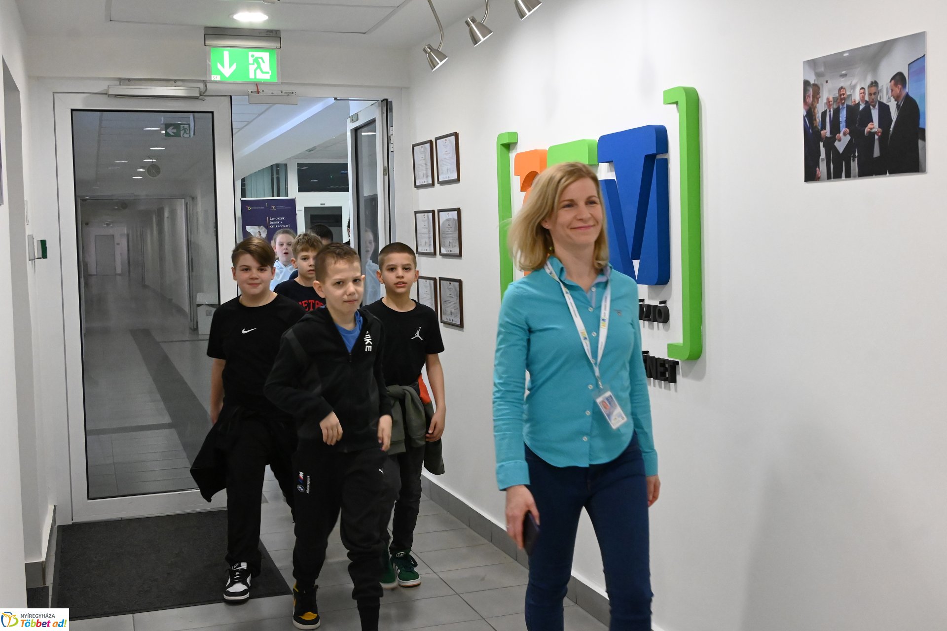 Negyven éves a Nyíregyházi Televízió - iskolások látogattak a stúdióba a születésnapon (csütörtök)