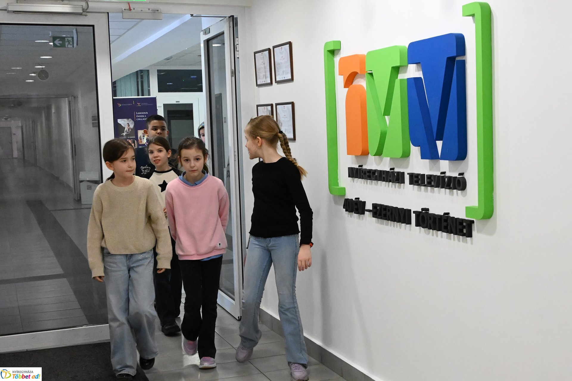 Negyven éves a Nyíregyházi Televízió - iskolások látogattak a stúdióba a születésnapon (csütörtök)