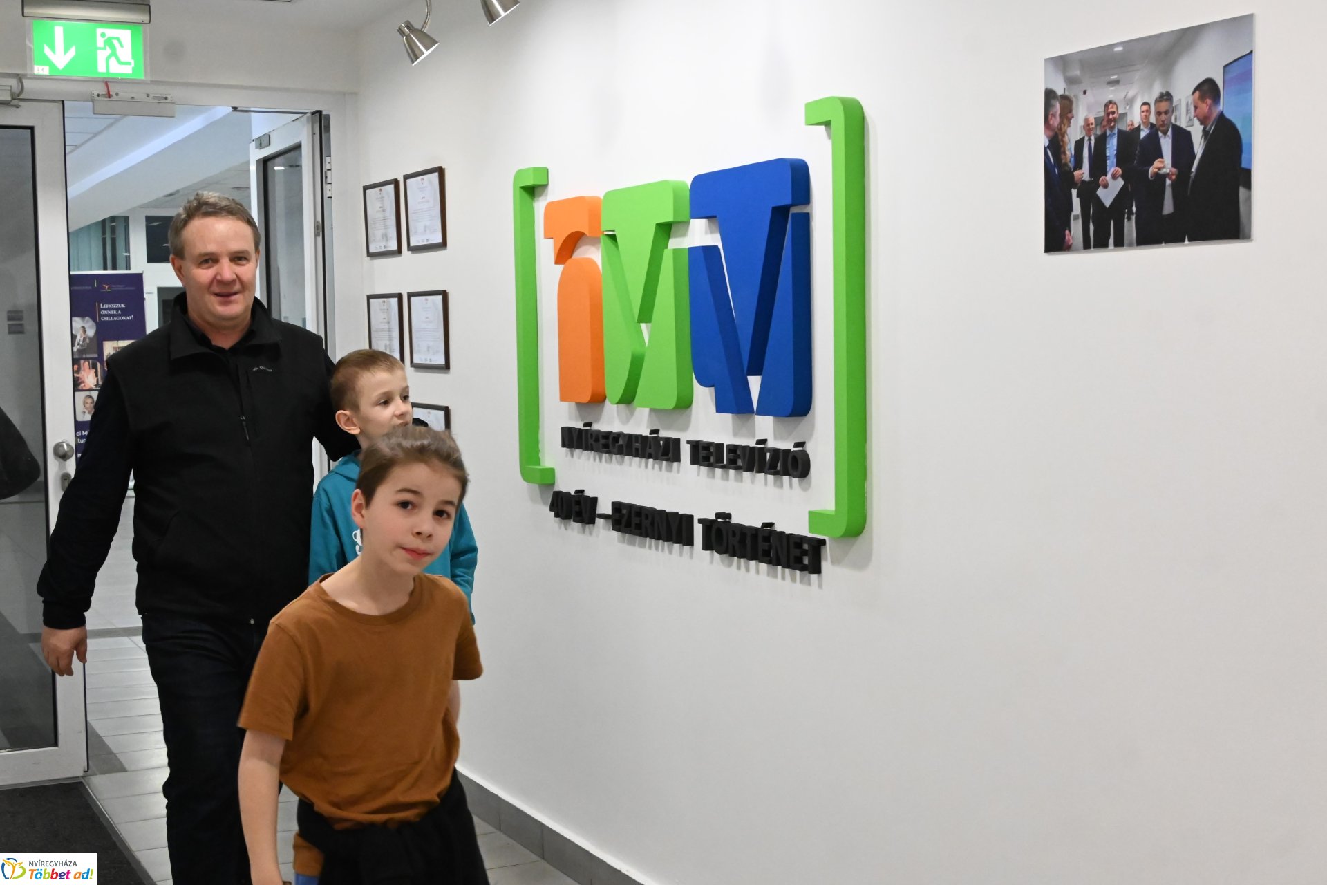 Negyven éves a Nyíregyházi Televízió - iskolások látogattak a stúdióba a születésnapon (csütörtök)