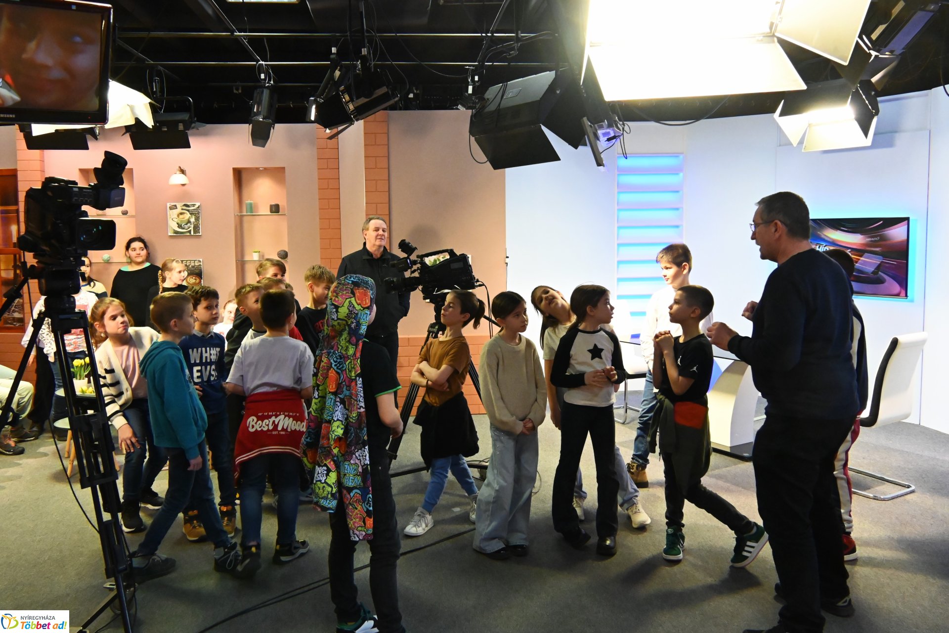 Negyven éves a Nyíregyházi Televízió - iskolások látogattak a stúdióba a születésnapon (csütörtök)