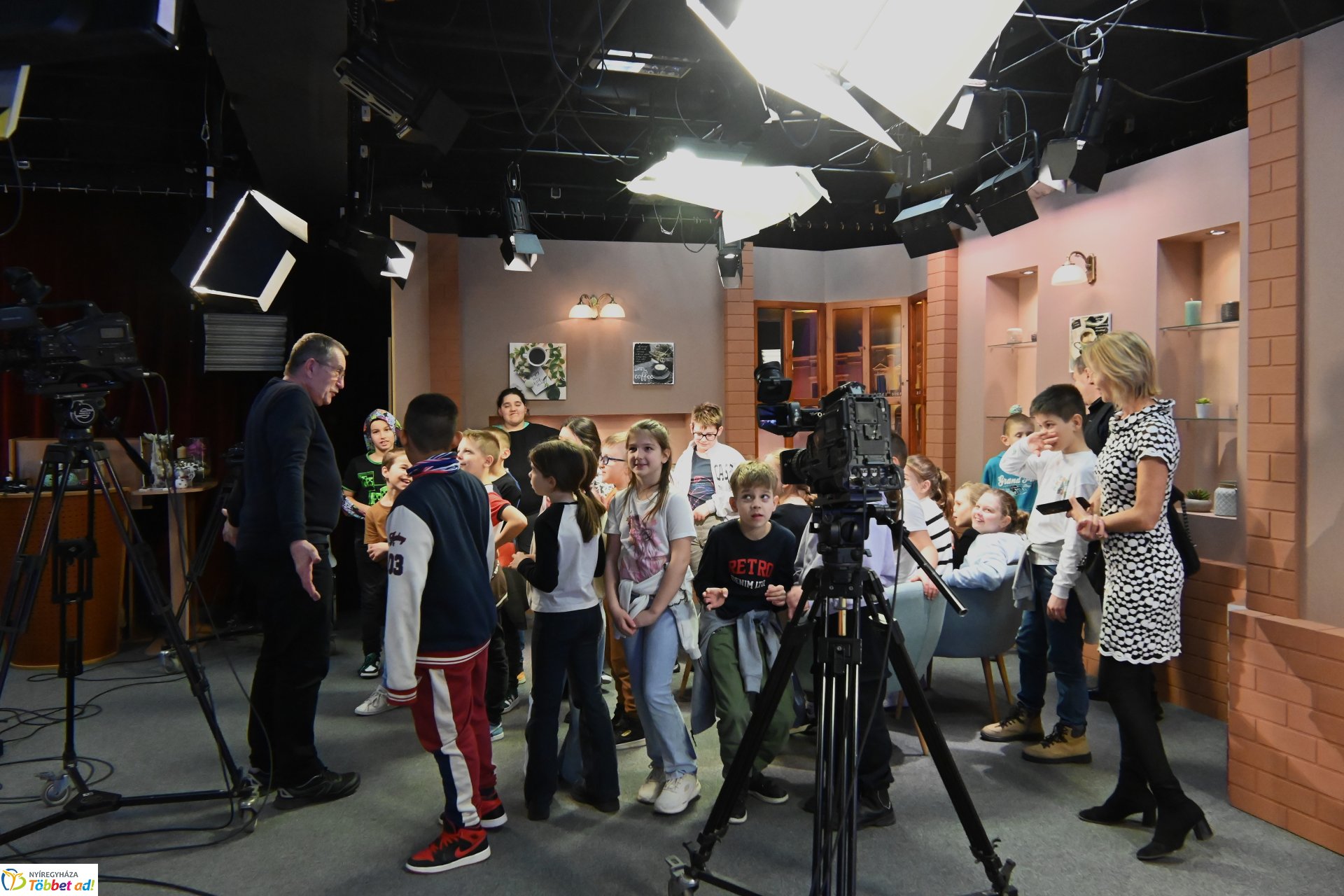 Negyven éves a Nyíregyházi Televízió - iskolások látogattak a stúdióba a születésnapon (csütörtök)