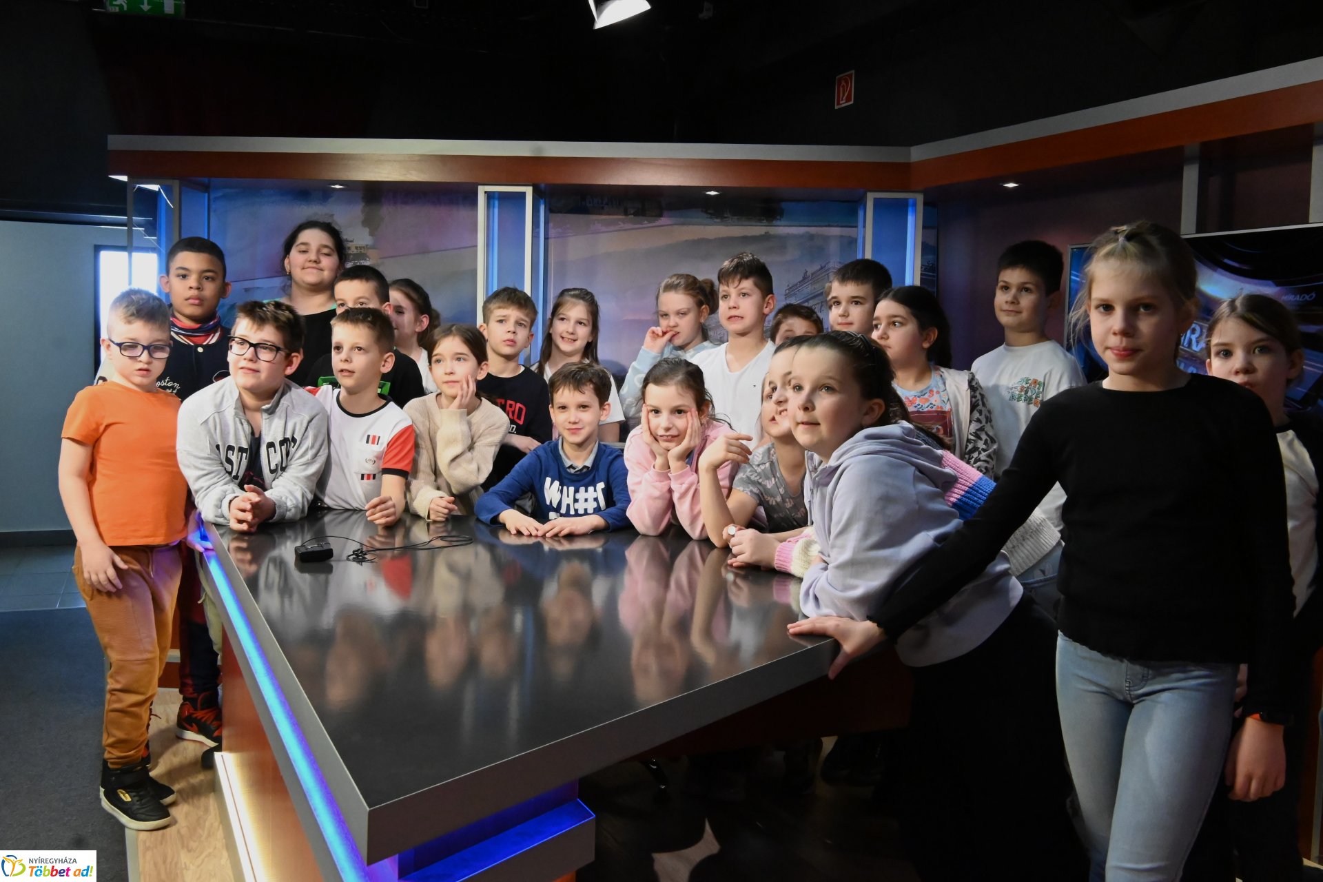 Negyven éves a Nyíregyházi Televízió - iskolások látogattak a stúdióba a születésnapon (csütörtök)